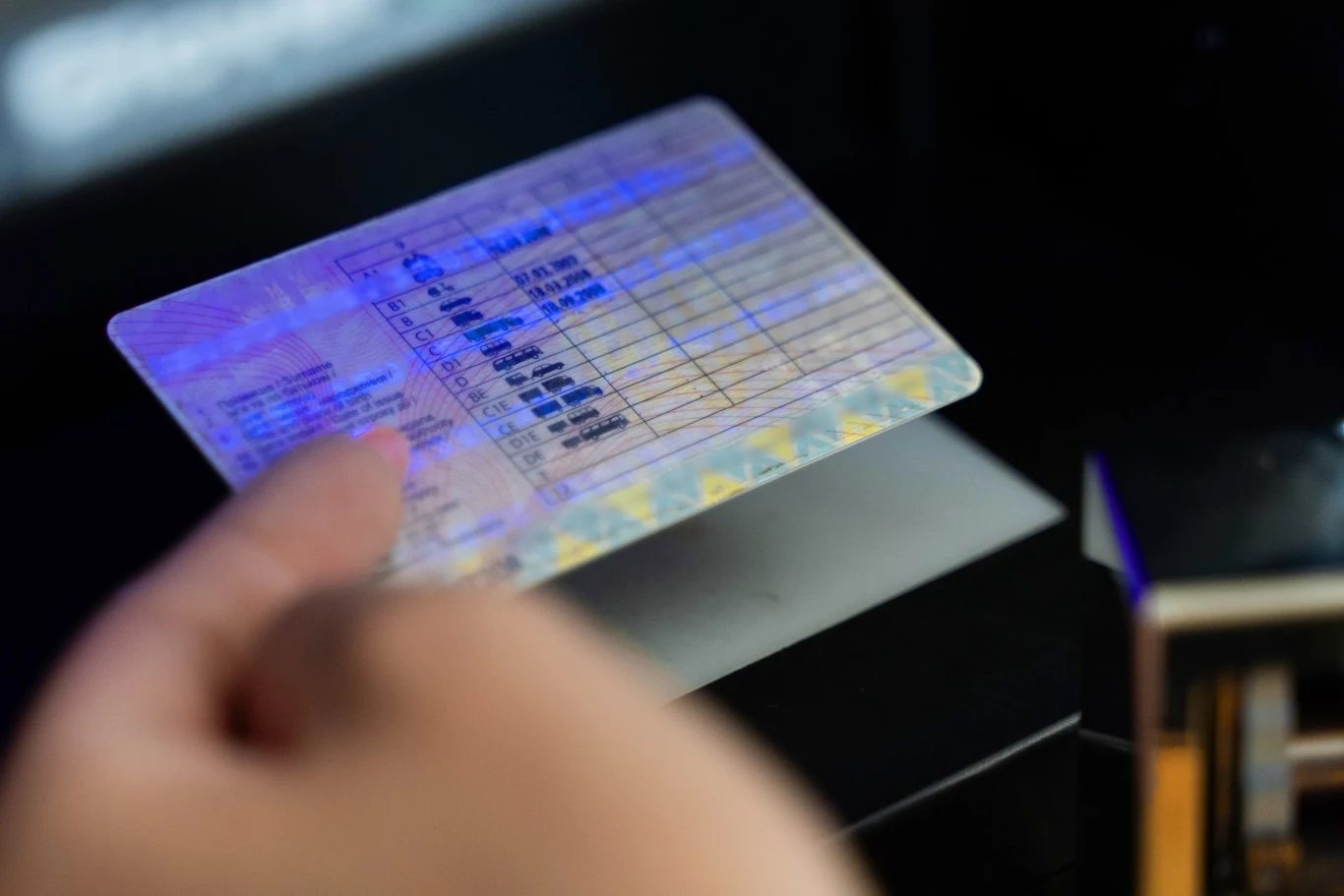 Analiza z wykorzystaniem specjalistycznego sprzętu. Fot. Bieszczadzki oddział Straży Granicznej 