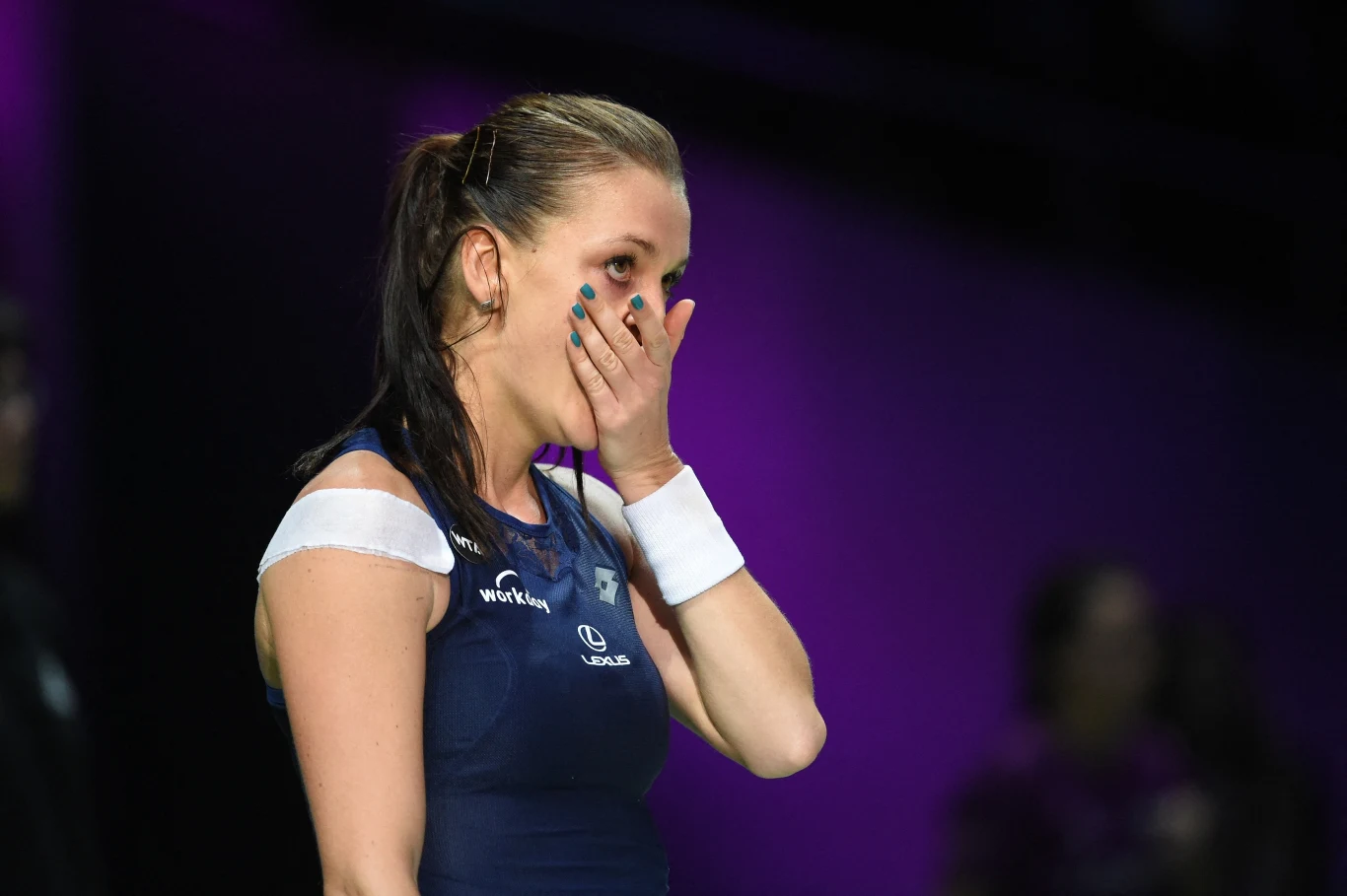 Wzruszona Agnieszka Radwańska po piłce dającej triumf w WTA Finals
