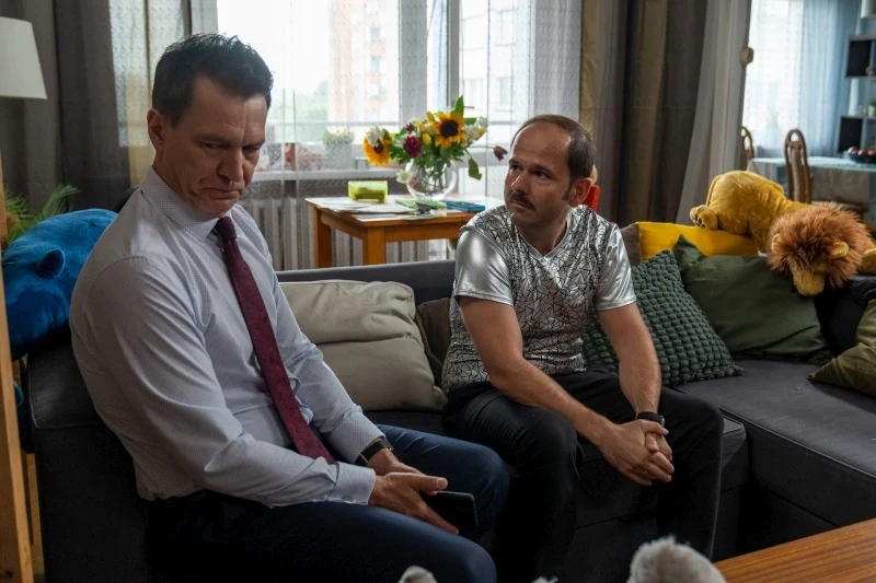 Bankruta Falkowicza (Michał Żebrowski) w nowym miejscu zamieszkania odwiedzi niespodziewanie były sąsiad Bolek (Sławomir Zapała) Bankruta Falkowicza (Michał Żebrowski) w nowym miejscu zamieszkania odwiedzi niespodziewanie były sąsiad Bolek (Sławomir Zapała)