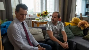 Bankruta Falkowicza (Michał Żebrowski) w nowym miejscu zamieszkania odwiedzi niespodziewanie były sąsiad Bolek (Sławomir Zapała)