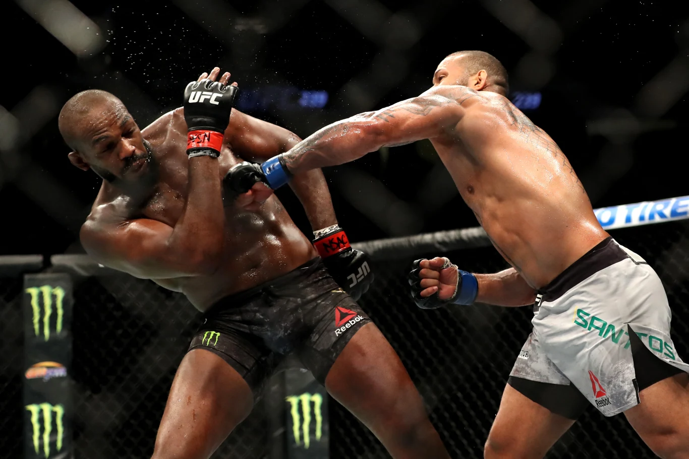 Jon Jones (z lewej)