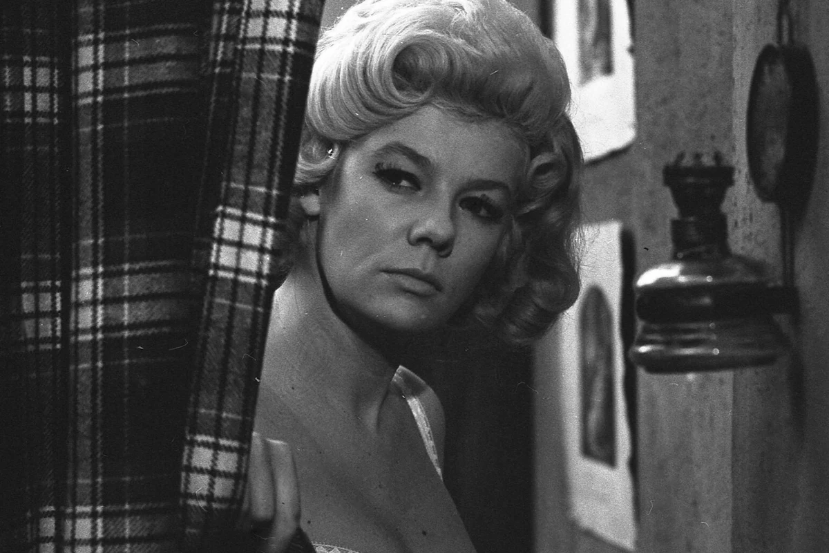 Barbara Stesłowicz w scenie z filmu "Morderca zostawia ślad" Barbara Stesłowicz w scenie z filmu "Morderca zostawia ślad"