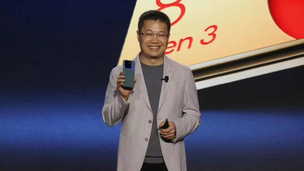 William Lu ze smartfonem Xiaomi 14