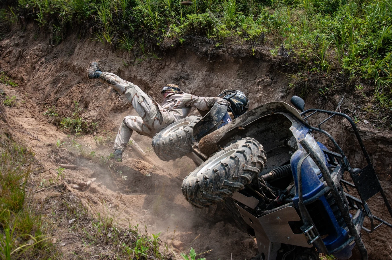 Wjazd do lasu reguluje rozdział 5. ustawy o lasach, w którym wyjaśniony jest zakres poruszania się m.in. pojazdami silnikowymi jedynie drogami publicznymi.