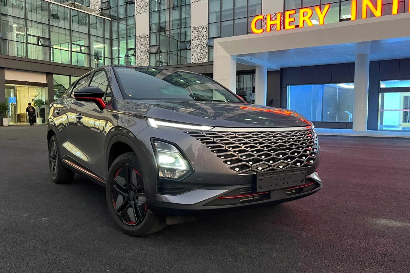 Omoda 5 w wersji spalinowej ma charakterystyczny, ogromny grill Omoda 5 w wersji spalinowej ma charakterystyczny, ogromny grill