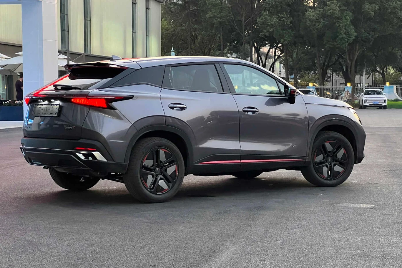 Wąskie tylne lampy przywodzą na myśl Toyotę C-HR Wąskie tylne lampy przywodzą na myśl Toyotę C-HR