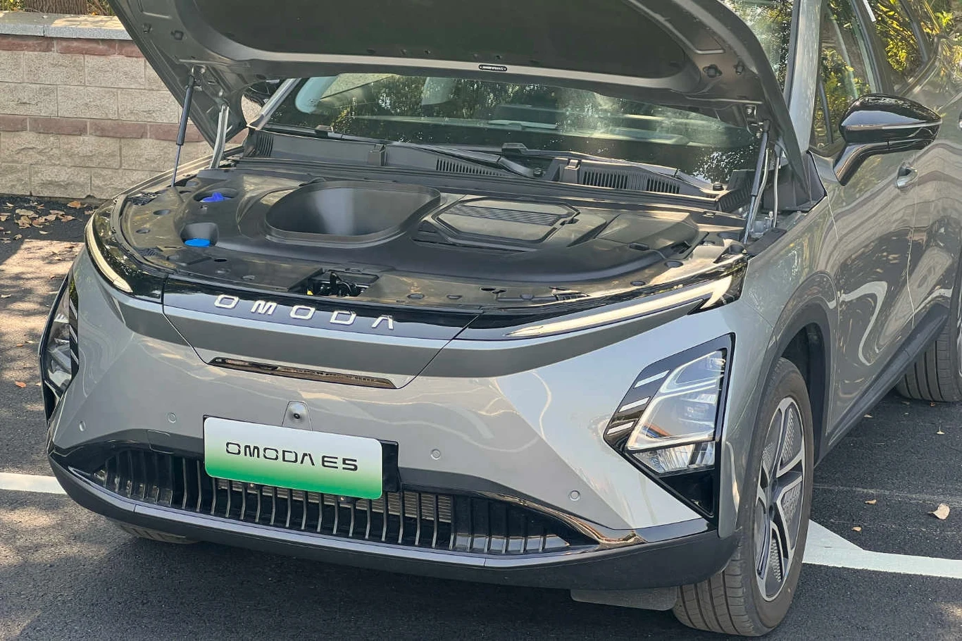 Pod maską elektrycznej wersji wygospodarowano przestrzeń na niewielki schowek. Przyda się do transportu kabli do ładowania Pod maską elektrycznej wersji wygospodarowano przestrzeń na niewielki schowek. Przyda się do transportu kabli do ładowania