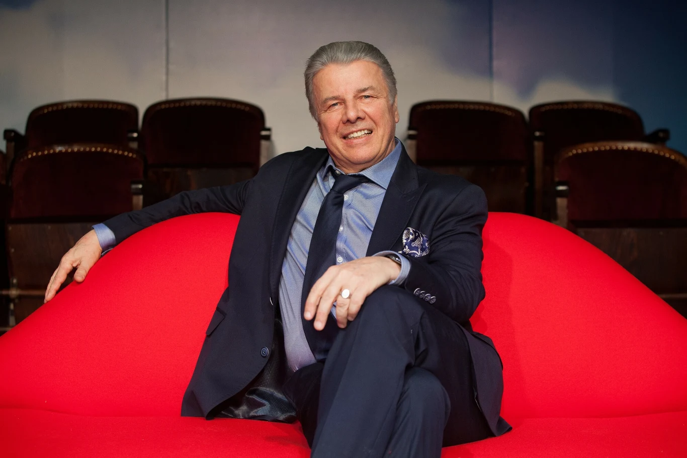 Emilian Kamiński (1952-2022). Aktor i reżyser. Ma w swoim dorobku ponad setkę ról teatralnych, filmowych i musicalowych. Został odznaczony przez ministra kultury i dziedzictwa narodowego prof. Piotra Glińskiego złotym medalem "Zasłużony Kulturze Gloria Artis". Był bratem aktorki Doroty Kamińskiej, która jest znana z występów w wielu polskich serialach telewizyjnych. Po ukończeniu liceum dostał się do Państwowej Wyższej Szkoły Teatralnej w Warszawie. W 1975 roku zadebiutował w spektaklu Teatru na Woli "Pierwszy dzień wolności" Kruczkowskiego. Debiut na dużym ekranie nadszedł w 1977 roku. Wystąpił w filmie Jana Łomnickiego "Akcja pod Arsenałem" jako jeden z uczestników ruchu oporu. Dorobek filmowy Emiliana Kamińskiego to kilkadziesiąt ról znanych zarówno z dużego ekranu jak i z telewizji. Olbrzymią popularność przyniosła mu rola malarza Jerzego w ekranizacji powieści Kornela Makuszyńskiego "Szaleństwa Panny Ewy" (1985). Dużą sympatię publiczności przyniosła mu rola Bociana w komediach Jacka Bromskiego "U Pana Boga w ogródku" i "U Pana Boga za miedzą". W latach 1997-2006 grał w "Klanie" postać Tomasza Jakubowskiego, męża Bogny. Na plan serialu powrócił w 2019 roku. Zmarł 26 grudnia 2022 roku. Odszedł po długiej i ciężkiej chorobie. Miał 70 lat. Emilian Kamiński (1952-2022). Aktor i reżyser. Ma w swoim dorobku ponad setkę ról teatralnych, filmowych i musicalowych. Został odznaczony przez ministra kultury i dziedzictwa narodowego prof. Piotra Glińskiego złotym medalem "Zasłużony Kulturze Gloria Artis". Był bratem aktorki Doroty Kamińskiej, która jest znana z występów w wielu polskich serialach telewizyjnych. Po ukończeniu liceum dostał się do Państwowej Wyższej Szkoły Teatralnej w Warszawie. W 1975 roku zadebiutował w spektaklu Teatru na Woli "Pierwszy dzień wolności" Kruczkowskiego. Debiut na dużym ekranie nadszedł w 1977 roku. Wystąpił w filmie Jana Łomnickiego "Akcja pod Arsenałem" jako jeden z uczestników ruchu oporu. Dorobek filmowy Emiliana Kamińskiego to kilkadziesiąt ról znanych zarówno z dużego ekranu jak i z telewizji. Olbrzymią popularność przyniosła mu rola malarza Jerzego w ekranizacji powieści Kornela Makuszyńskiego "Szaleństwa Panny Ewy" (1985). Dużą sympatię publiczności przyniosła mu rola Bociana w komediach Jacka Bromskiego "U Pana Boga w ogródku" i "U Pana Boga za miedzą". W latach 1997-2006 grał w "Klanie" postać Tomasza Jakubowskiego, męża Bogny. Na plan serialu powrócił w 2019 roku. Zmarł 26 grudnia 2022 roku. Odszedł po długiej i ciężkiej chorobie. Miał 70 lat.