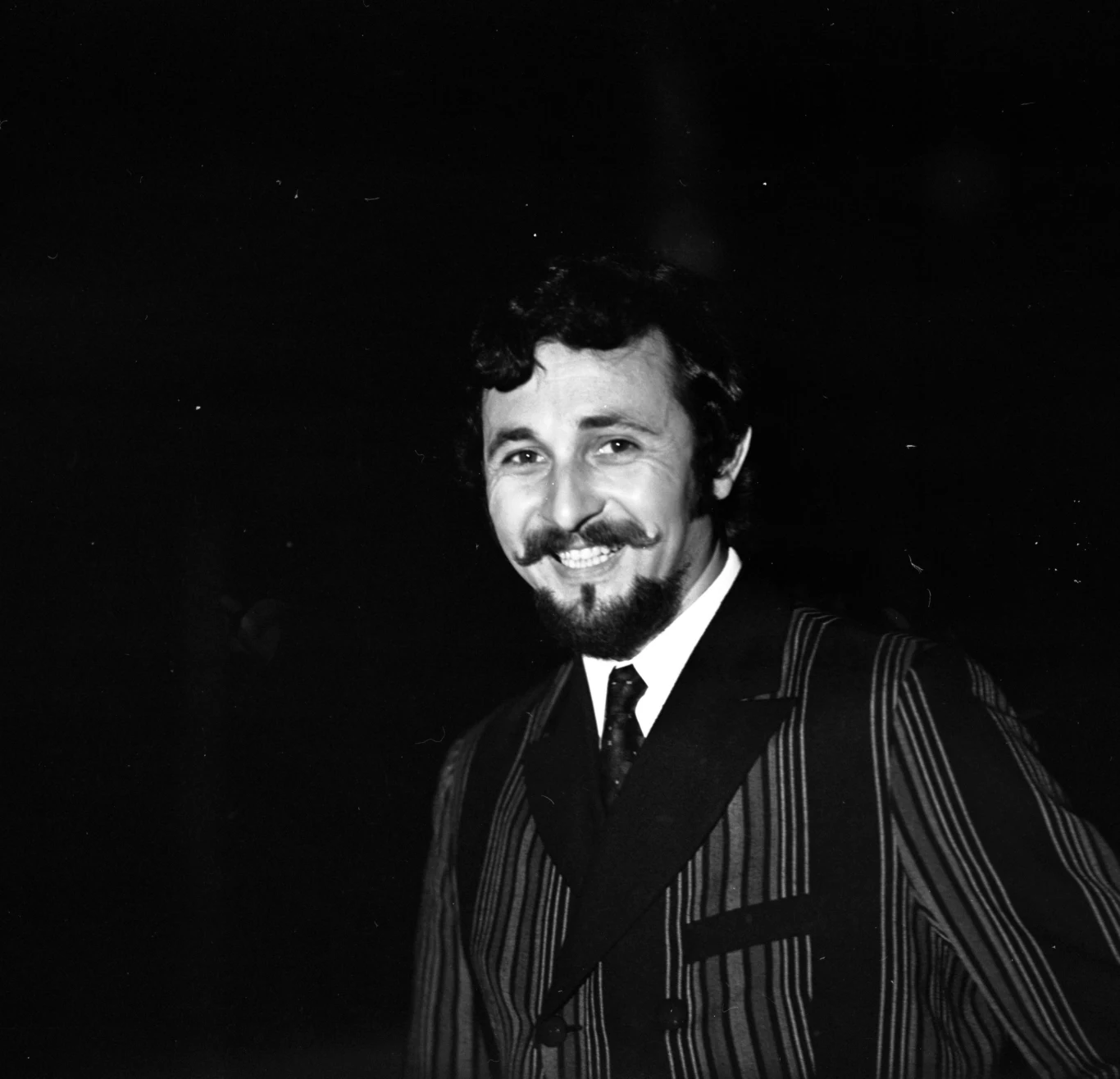 Maciej Kossowski (1937-2022). Komponował, grał i śpiewał w takich zespołach jak: Czerwono-Czarni, Tajfuny, Warsaw Stompers, Zespół Zbyszka Namysłowskiego, Tralabomba Jazz Band, Orkiestra Polskiego Radia. Na początku lat 70. Osiedlił się na stałe w Stanach Zjednoczonych i zamieszkał w Nowym Jorku. Zmienił swoje nazwisko na Michael (Mike) Cossi, przyjmując amerykańskie obywatelstwo. Informacje o śmierci Macieja Kossowskiego przekazał Paul Redelat, który napisał list do jednego z polonijnych magazynów w Nowym Jorku. "Nazywam się Paul Radelat. Od 30 lat byłem przyjacielem i sąsiadem Macieja Kossowskiego. Piszę, by poinformować Was, że zmarł on 30 października 2022, około godziny 13, w New York Presbyterian / Weill Cornell Medical Center, przy 68 Wschodniej Ulicy na Manhattanie" - czytamy w przekazanym liście. "Zmarł bez rodziny i przyjaciół. Jedynymi ludźmi, którzy go znali, był szpitalny lekarz i ja. Przez ostatnie 10 lat stał się pustelnikiem. Przez przypadek odkryłem, że byłem jedyną osobą, z którą miał kontakt towarzyski. Kiedy ostatni raz odwiedziłem go w szpitalu, był w okropnym stanie, a lekarz powiedział mi, że jestem jedyną osobą, która przyszła go odwiedzić. Kiedy zobaczyłem go leżącego, uświadomiłem sobie kontrast sytuacji, że oto jest człowiek, który kiedyś był kochany i podziwiany przez setki tysięcy ludzi w Polsce za swoją muzykę w latach 60. i 70., a tu umiera w samotności" - dodał. Artysta zmarł 3 listopada 2022 roku. Miał 85 lat. Maciej Kossowski (1937-2022). Komponował, grał i śpiewał w takich zespołach jak: Czerwono-Czarni, Tajfuny, Warsaw Stompers, Zespół Zbyszka Namysłowskiego, Tralabomba Jazz Band, Orkiestra Polskiego Radia. Na początku lat 70. Osiedlił się na stałe w Stanach Zjednoczonych i zamieszkał w Nowym Jorku. Zmienił swoje nazwisko na Michael (Mike) Cossi, przyjmując amerykańskie obywatelstwo. Informacje o śmierci Macieja Kossowskiego przekazał Paul Redelat, który napisał list do jednego z polonijnych magazynów w Nowym Jorku. "Nazywam się Paul Radelat. Od 30 lat byłem przyjacielem i sąsiadem Macieja Kossowskiego. Piszę, by poinformować Was, że zmarł on 30 października 2022, około godziny 13, w New York Presbyterian / Weill Cornell Medical Center, przy 68 Wschodniej Ulicy na Manhattanie" - czytamy w przekazanym liście. "Zmarł bez rodziny i przyjaciół. Jedynymi ludźmi, którzy go znali, był szpitalny lekarz i ja. Przez ostatnie 10 lat stał się pustelnikiem. Przez przypadek odkryłem, że byłem jedyną osobą, z którą miał kontakt towarzyski. Kiedy ostatni raz odwiedziłem go w szpitalu, był w okropnym stanie, a lekarz powiedział mi, że jestem jedyną osobą, która przyszła go odwiedzić. Kiedy zobaczyłem go leżącego, uświadomiłem sobie kontrast sytuacji, że oto jest człowiek, który kiedyś był kochany i podziwiany przez setki tysięcy ludzi w Polsce za swoją muzykę w latach 60. i 70., a tu umiera w samotności" - dodał. Artysta zmarł 3 listopada 2022 roku. Miał 85 lat.