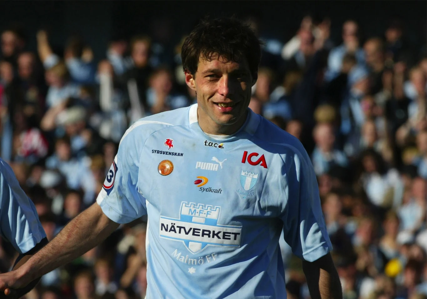 Igor Sypniewski (1974-2022). Piłkarz łódzkiego pochodzenia. Sypniewski w trakcie kariery występował w ŁKS, Orle Łódź, Ceramice Opoczno, RKS Radomsko, Wiśle Kraków, greckich klubach: Kavala, Panathinaikos Ateny, Kalithea i OFI Kreta oraz szwedzkich Halmstads, Malmo, Trelleborgs i Bunkeflo. Dwa razy wystąpił w reprezentacji Polski - przeciwko Nowej Zelandii i Kamerunowi. Sypniewski był uważany za wielki talent. Najlepsze mecze rozegrał m.in. w Lidze Mistrzów jako zawodnik Panathinaikosu przeciwko Manchesterowi United czy Arsenalowi, któremu strzelił bramkę. Na przeszkodzie w wielkiej karierze stanęły jednak problemy z niesportowym trybem życia. Informacje o śmierci potwierdzili Jacek Bogusiak, historyk ŁKS i Janusz Dziedzic, dyrektor sportowy klubu. - Chorował. Zmarł w nocy z czwartku na piątek w szpitalu. To był piłkarz, który miał wszystko, by zrobić wielka karierę - mówił o wychowanku ŁKS Bogusiak. Zmarł 4 listopada 2022 r., niepełna tydzień przed 48. urodzinami. Igor Sypniewski (1974-2022). Piłkarz łódzkiego pochodzenia. Sypniewski w trakcie kariery występował w ŁKS, Orle Łódź, Ceramice Opoczno, RKS Radomsko, Wiśle Kraków, greckich klubach: Kavala, Panathinaikos Ateny, Kalithea i OFI Kreta oraz szwedzkich Halmstads, Malmo, Trelleborgs i Bunkeflo. Dwa razy wystąpił w reprezentacji Polski - przeciwko Nowej Zelandii i Kamerunowi. Sypniewski był uważany za wielki talent. Najlepsze mecze rozegrał m.in. w Lidze Mistrzów jako zawodnik Panathinaikosu przeciwko Manchesterowi United czy Arsenalowi, któremu strzelił bramkę. Na przeszkodzie w wielkiej karierze stanęły jednak problemy z niesportowym trybem życia. Informacje o śmierci potwierdzili Jacek Bogusiak, historyk ŁKS i Janusz Dziedzic, dyrektor sportowy klubu. - Chorował. Zmarł w nocy z czwartku na piątek w szpitalu. To był piłkarz, który miał wszystko, by zrobić wielka karierę - mówił o wychowanku ŁKS Bogusiak. Zmarł 4 listopada 2022 r., niepełna tydzień przed 48. urodzinami.