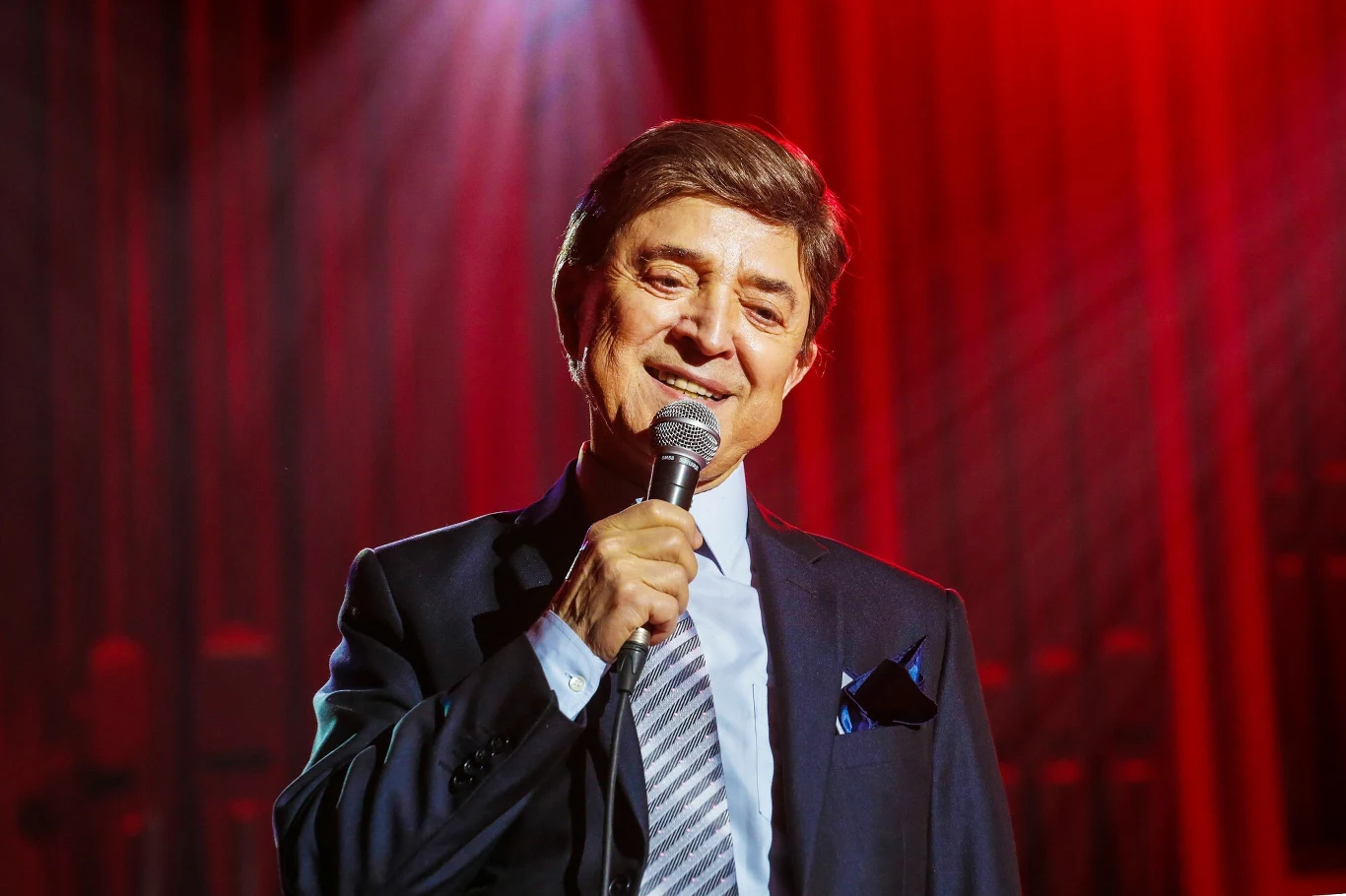 Jerzy Połomski (1933-2022). Wielki piosenkarz i aktor. Naprawdę nazywał się Jerzy Pająk, jednak nie chciał występować pod takim nazwiskiem, więc przybrał nowe, bardziej estradowe: Połomski. Pochodził z Radomia. Był znany z takich przebojów jak: "Bo z dziewczynami" oraz "Cała sala śpiewa z nami". Dostał się na warszawską PWST. Ukończył ją w 1957 roku. Zaraz po studiach Połomski przez dwa lata występował na deskach Teatru Syrena, gdzie grał i śpiewał w składankach satyrycznych. Postanowił rozpocząć współpracę z Polskim Radiem. Nagrał tam kilka pierwszych utworów i niespodziewanie w 1958 roku zajął drugie miejsce w plebiscycie Polskiego Radia na najpopularniejszego polskiego piosenkarza Lata 60. i 70. to szczyt popularności Jerzego Połomskiego. Wygrywał wiele organizowanych wówczas plebiscytów organizowanych przez radio, gazety i telewizję. Występował też na Międzynarodowym Festiwalu Piosenki w Sopocie i Krajowym Festiwalu Piosenki Polskiej w Opolu. Szybko zyskał nieoficjalny tytuł "pierwszego amanta PRL-u" W 2009 roku otrzymał Złotego Fryderyka za całokształt działalności, pojawiał się też na często organizowanych ku jego czci jubileuszach Otrzymał odznaczenia państwowe: Krzyż Oficerski Orderu Odrodzenia Polski (2000) i Złoty Medal "Zasłużony Kulturze Gloria Artis" (2016). Od 2021 roku Jerzy Połomski przebywał w Domu Artystów Weteranów Scen Polskich w Skolimowie, gdzie trafił z powodu pogarszającego się stanu zdrowia (miał m.in. problemy z pamięcią). Kilka lat wcześniej piosenkarz zaczął mieć problemy ze słuchem, co sprawiło, że musiał rozstać się ze sceną. Karierę zakończył w 2019 roku. Zmarł 14 listopada. Miał 89 lat. Jerzy Połomski (1933-2022). Wielki piosenkarz i aktor. Naprawdę nazywał się Jerzy Pająk, jednak nie chciał występować pod takim nazwiskiem, więc przybrał nowe, bardziej estradowe: Połomski. Pochodził z Radomia. Był znany z takich przebojów jak: "Bo z dziewczynami" oraz "Cała sala śpiewa z nami". Dostał się na warszawską PWST. Ukończył ją w 1957 roku. Zaraz po studiach Połomski przez dwa lata występował na deskach Teatru Syrena, gdzie grał i śpiewał w składankach satyrycznych. Postanowił rozpocząć współpracę z Polskim Radiem. Nagrał tam kilka pierwszych utworów i niespodziewanie w 1958 roku zajął drugie miejsce w plebiscycie Polskiego Radia na najpopularniejszego polskiego piosenkarza Lata 60. i 70. to szczyt popularności Jerzego Połomskiego. Wygrywał wiele organizowanych wówczas plebiscytów organizowanych przez radio, gazety i telewizję. Występował też na Międzynarodowym Festiwalu Piosenki w Sopocie i Krajowym Festiwalu Piosenki Polskiej w Opolu. Szybko zyskał nieoficjalny tytuł "pierwszego amanta PRL-u" W 2009 roku otrzymał Złotego Fryderyka za całokształt działalności, pojawiał się też na często organizowanych ku jego czci jubileuszach Otrzymał odznaczenia państwowe: Krzyż Oficerski Orderu Odrodzenia Polski (2000) i Złoty Medal "Zasłużony Kulturze Gloria Artis" (2016). Od 2021 roku Jerzy Połomski przebywał w Domu Artystów Weteranów Scen Polskich w Skolimowie, gdzie trafił z powodu pogarszającego się stanu zdrowia (miał m.in. problemy z pamięcią). Kilka lat wcześniej piosenkarz zaczął mieć problemy ze słuchem, co sprawiło, że musiał rozstać się ze sceną. Karierę zakończył w 2019 roku. Zmarł 14 listopada. Miał 89 lat.