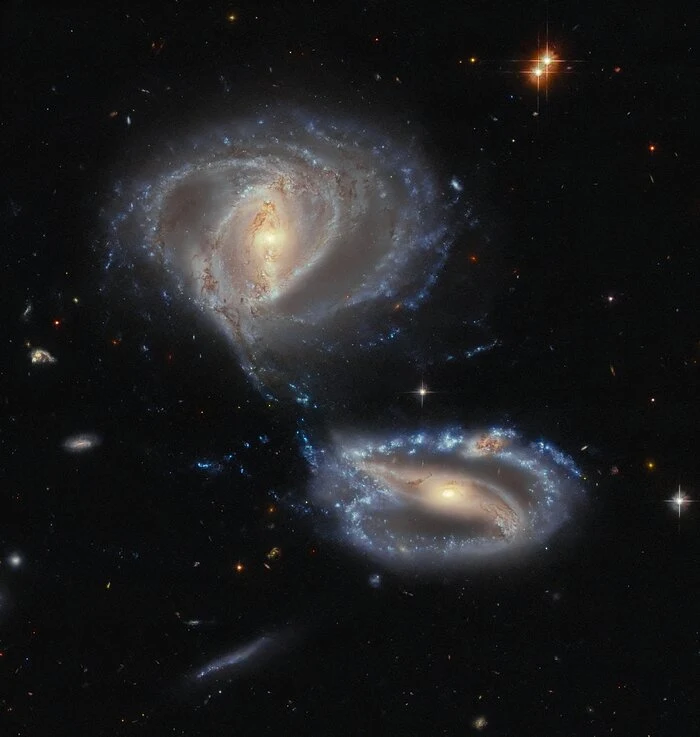 Kolizja galaktyk uchwycona przez Kosmiczny Teleskop Hubble'a Kolizja galaktyk uchwycona przez Kosmiczny Teleskop Hubble'a