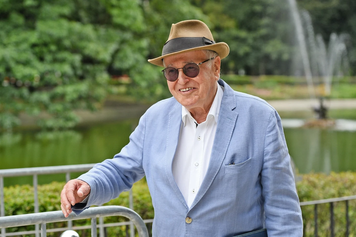 Jan Nowicki (1939-2022). Był jednym z najpopularniejszych polskich aktorów, odtwórcą ponad stu ról filmowych, tytułowym Wielki Szu w filmie Sylwestra Chęcińskiego i Kettlingiem w "Panu Wołodyjowskim" Jerzego Hoffmana. Był absolwentem Państwowej Wyższej Szkoły Teatralnej w Krakowie. Tam też wykładał, a w latach 1973-74 był prodziekanem Wydziału Aktorskiego. W 1964 roku zadebiutował w spektaklu "Zaproszenie do zamku" Jeana Anouilha, na deskach krakowskiego Starego Teatru w Krakowie. Grał tam przez 30 lat. Był jednym z ulubionych aktorów teatralnych Andrzeja Wajdy. Jedną z pierwszych kinowych ról Jan Nowicki zagrał w głośnym obrazie Wajdy - "Popioły" (1965). Pierwszą główną rolę - absolwenta studiów wyższych, który wyrusza w świat - zagrał w "Barierze" Jerzego Skolimowskiego. W 1969 roku oglądaliśmy Nowickiego w "Panu Wołodyjowskim", gdzie zagrał zakochanego do nieprzytomności w romantycznej Krysi (Barbara Brylska) Ketlinga. Lata 70. przyniosły aktorowi szeroką popularność i uznanie dzięki rolom w głośnych filmach. Nowickiemu przez lata towarzyszyła sława uwodziciela. Sam przyznawał, że w życiu bardzo ceni towarzystwo kobiet, zwłaszcza pięknych. Nowicki znany był także z zamiłowania do piłki nożnej. Jako zagorzały kibic piłkarski bywał na prawie wszystkich meczach Wisły Kraków. Zmarł 7 grudnia 2022 roku. Miał 83 lata. Jan Nowicki (1939-2022). Był jednym z najpopularniejszych polskich aktorów, odtwórcą ponad stu ról filmowych, tytułowym Wielki Szu w filmie Sylwestra Chęcińskiego i Kettlingiem w "Panu Wołodyjowskim" Jerzego Hoffmana. Był absolwentem Państwowej Wyższej Szkoły Teatralnej w Krakowie. Tam też wykładał, a w latach 1973-74 był prodziekanem Wydziału Aktorskiego. W 1964 roku zadebiutował w spektaklu "Zaproszenie do zamku" Jeana Anouilha, na deskach krakowskiego Starego Teatru w Krakowie. Grał tam przez 30 lat. Był jednym z ulubionych aktorów teatralnych Andrzeja Wajdy. Jedną z pierwszych kinowych ról Jan Nowicki zagrał w głośnym obrazie Wajdy - "Popioły" (1965). Pierwszą główną rolę - absolwenta studiów wyższych, który wyrusza w świat - zagrał w "Barierze" Jerzego Skolimowskiego. W 1969 roku oglądaliśmy Nowickiego w "Panu Wołodyjowskim", gdzie zagrał zakochanego do nieprzytomności w romantycznej Krysi (Barbara Brylska) Ketlinga. Lata 70. przyniosły aktorowi szeroką popularność i uznanie dzięki rolom w głośnych filmach. Nowickiemu przez lata towarzyszyła sława uwodziciela. Sam przyznawał, że w życiu bardzo ceni towarzystwo kobiet, zwłaszcza pięknych. Nowicki znany był także z zamiłowania do piłki nożnej. Jako zagorzały kibic piłkarski bywał na prawie wszystkich meczach Wisły Kraków. Zmarł 7 grudnia 2022 roku. Miał 83 lata.