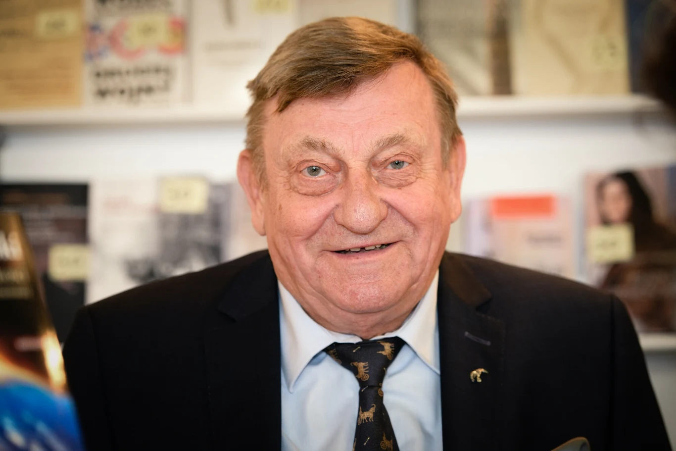 Mirosław Hermaszewski (1941-2022). Był polskim lotnikiem i kosmonautą, generałem brygady Wojska Polskiego. Swoją karierę w wojsku rozpoczął w 1961 roku, kiedy wstąpił do Wyższej Szkoły Oficerskiej Sił Powietrznych w Dęblinie. Tam opanował pilotaż samolotu TS-8 Bies i zdobył kwalifikacje pilota myśliwskiego. Szkołę ukończył w 1964 roku jako podporucznik. Przełomowy dla Hermaszewskiego okazał się rok 1976, kiedy to podczas spotkania przedstawicieli programu Interkosmos, utworzonego przez ZSRR, ogłoszono, że w latach 1978-1985 odbędą się loty w kosmos, których uczestnikami będą przedstawiciele państw bloku wschodniego. Ostatecznie w Moskwie zapadła decyzja, że w kosmos polecą kandydaci z Czechosłowacji i Polski. Hermaszewski został wyłoniony z grona kilkuset osób, jako pierwszy kandydat do lotu kosmicznego. W grudniu 1976 roku Hermaszewski dotarł do Gwiezdnego Miasteczka pod Moskwą, gdzie przygotowywał się do misji na statku Sojuz 30 - ta rozpoczęła w czerwcu 1978 roku. Generał Mirosław Hermaszewski przebywał w kosmosie przez 8 dni. W tym czasie dokonał 126 okrążeń Ziemi. Z przestrzeni kosmicznej wrócił 5 lipca 1978 roku. Lądowanie odbyło się w Kazachstanie. Za udział w tym locie Mirosław Hermaszewski został odznaczony Złotą Gwiazdą Bohatera Związku Radzieckiego, Orderem Lenina oraz Orderem Krzyża Grunwaldu I Klasy. Został też awansowany na stopień podpułkownika. Zmarł 12 grudnia 2022 roku. Miał 81 lat. Mirosław Hermaszewski (1941-2022). Był polskim lotnikiem i kosmonautą, generałem brygady Wojska Polskiego. Swoją karierę w wojsku rozpoczął w 1961 roku, kiedy wstąpił do Wyższej Szkoły Oficerskiej Sił Powietrznych w Dęblinie. Tam opanował pilotaż samolotu TS-8 Bies i zdobył kwalifikacje pilota myśliwskiego. Szkołę ukończył w 1964 roku jako podporucznik. Przełomowy dla Hermaszewskiego okazał się rok 1976, kiedy to podczas spotkania przedstawicieli programu Interkosmos, utworzonego przez ZSRR, ogłoszono, że w latach 1978-1985 odbędą się loty w kosmos, których uczestnikami będą przedstawiciele państw bloku wschodniego. Ostatecznie w Moskwie zapadła decyzja, że w kosmos polecą kandydaci z Czechosłowacji i Polski. Hermaszewski został wyłoniony z grona kilkuset osób, jako pierwszy kandydat do lotu kosmicznego. W grudniu 1976 roku Hermaszewski dotarł do Gwiezdnego Miasteczka pod Moskwą, gdzie przygotowywał się do misji na statku Sojuz 30 - ta rozpoczęła w czerwcu 1978 roku. Generał Mirosław Hermaszewski przebywał w kosmosie przez 8 dni. W tym czasie dokonał 126 okrążeń Ziemi. Z przestrzeni kosmicznej wrócił 5 lipca 1978 roku. Lądowanie odbyło się w Kazachstanie. Za udział w tym locie Mirosław Hermaszewski został odznaczony Złotą Gwiazdą Bohatera Związku Radzieckiego, Orderem Lenina oraz Orderem Krzyża Grunwaldu I Klasy. Został też awansowany na stopień podpułkownika. Zmarł 12 grudnia 2022 roku. Miał 81 lat.