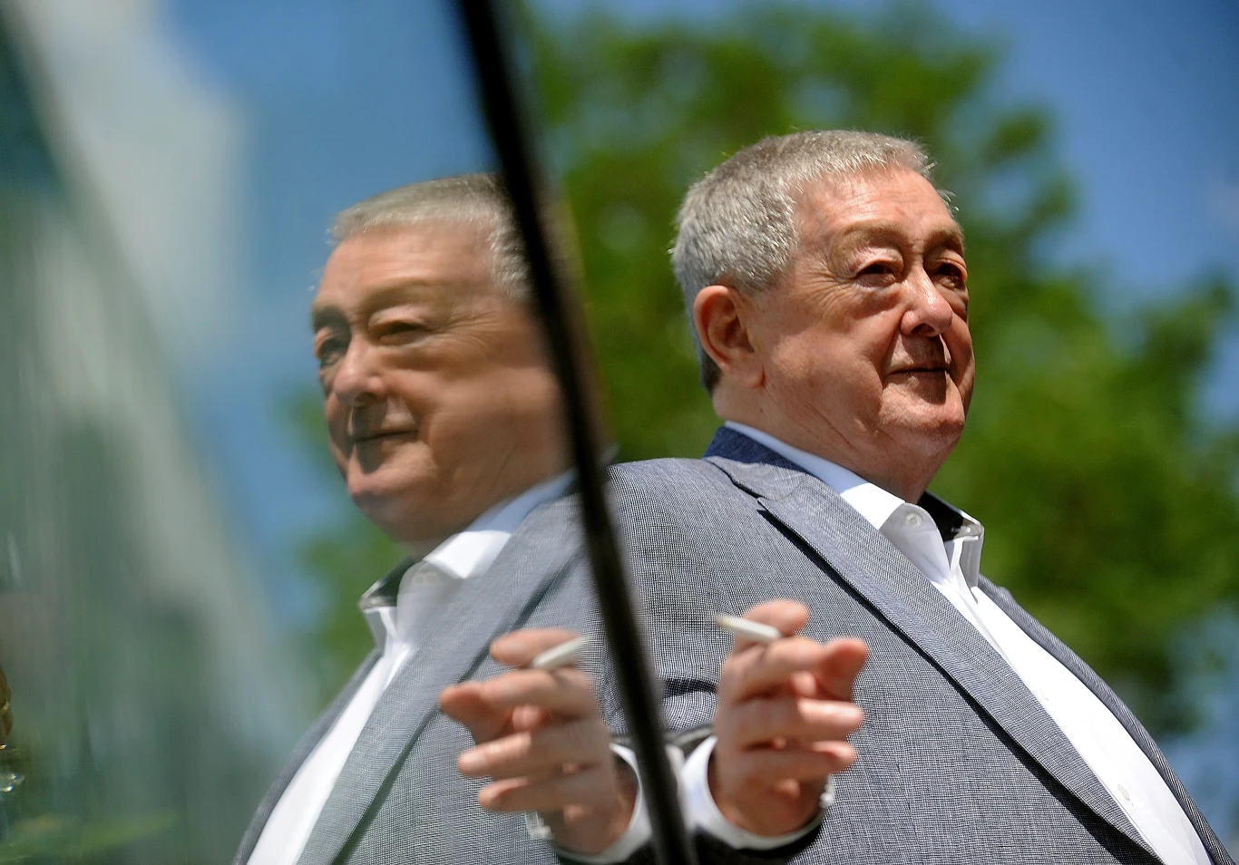 Mariusz Walter (1937-2022). Reporter, reżyser, producent, współwłaściciel Grupy ITI, współtwórca telewizji TVN i jeden z najbogatszych Polaków. Swoją karierę w mediach rozpoczął już na studiach na Politechnice Śląskiej w Gliwicach, w studenckim radiowęźle. Przygodę z telewizją Walter zaczynał w latach 60. od pracy w TVP, gdzie realizował m.in. filmy dokumentalne. W "Powrocie Eurydyki" (1969) udokumentował sceniczny come back Anny German, w "Grze o wszystko" (1970) przyjrzał się Śląskowi w dniu meczu między Górnikiem Zabrze i AS Roma. Jest też autorem telewizyjnego filmu "Prawo Archimedesa" (1977) opowiadającym o mężczyźnie, który bierze udział w maratonie pływackim na trasie Hel - Gdynia. W latach 70. Walter stał się jednym z najbardziej znanych dziennikarzy i producentów telewizyjnych. Był pomysłodawcą cyklicznej audycji TVP "Studio 2". W 2002 roku otrzymał statuetkę "Gwiazda Telewizji Polskiej" wręczoną z okazji 50-lecia TVP "za nowatorskie programy telewizyjne, stworzenie nowej jakości w rozrywce i publicystyce telewizyjnej". Wcześniej, w 1996 roku, Walter został uhonorowany statuetką SuperWiktora. Po ogłoszeniu stanu wojennego Mariusz Walter odszedł z TVP. W 1983 roku Walter, wspólnie z Janem Wejchertem, powołali do życia holding ITI. To właśnie do Grupy ITI należały m.in. telewizja TVN, sieć kin Multikino oraz klub Legia Warszawa. W 1997 roku stanął na czele telewizji TVN. W 2001 roku Mariusz Walter przekazał kierownictwo TVN-u synowi Piotrowi. Po śmierci Wejcherta w 2011 roku Walter zdecydował się na sprzedaż zarówno TVN-u, jak i Multikina oraz Legii Warszawa. Wśród państwowych odznaczeń Waltera ważne miejsce zajmuje Krzyż Komandorski Orderu Odrodzenia Polski "za wybitne zasługi w działalności telewizyjnej", który otrzymał w 2001 roku z rąk prezydenta Aleksandra Kwaśniewskiego. Od lat Walter nieustannie znajdował się na publikowanej przez tygodnik "Wprost" liście 100 najbogatszych Polaków. Zmarł 13 grudnia 2022 roku. Miał 85 lat. Mariusz Walter (1937-2022). Reporter, reżyser, producent, współwłaściciel Grupy ITI, współtwórca telewizji TVN i jeden z najbogatszych Polaków. Swoją karierę w mediach rozpoczął już na studiach na Politechnice Śląskiej w Gliwicach, w studenckim radiowęźle. Przygodę z telewizją Walter zaczynał w latach 60. od pracy w TVP, gdzie realizował m.in. filmy dokumentalne. W "Powrocie Eurydyki" (1969) udokumentował sceniczny come back Anny German, w "Grze o wszystko" (1970) przyjrzał się Śląskowi w dniu meczu między Górnikiem Zabrze i AS Roma. Jest też autorem telewizyjnego filmu "Prawo Archimedesa" (1977) opowiadającym o mężczyźnie, który bierze udział w maratonie pływackim na trasie Hel - Gdynia. W latach 70. Walter stał się jednym z najbardziej znanych dziennikarzy i producentów telewizyjnych. Był pomysłodawcą cyklicznej audycji TVP "Studio 2". W 2002 roku otrzymał statuetkę "Gwiazda Telewizji Polskiej" wręczoną z okazji 50-lecia TVP "za nowatorskie programy telewizyjne, stworzenie nowej jakości w rozrywce i publicystyce telewizyjnej". Wcześniej, w 1996 roku, Walter został uhonorowany statuetką SuperWiktora. Po ogłoszeniu stanu wojennego Mariusz Walter odszedł z TVP. W 1983 roku Walter, wspólnie z Janem Wejchertem, powołali do życia holding ITI. To właśnie do Grupy ITI należały m.in. telewizja TVN, sieć kin Multikino oraz klub Legia Warszawa. W 1997 roku stanął na czele telewizji TVN. W 2001 roku Mariusz Walter przekazał kierownictwo TVN-u synowi Piotrowi. Po śmierci Wejcherta w 2011 roku Walter zdecydował się na sprzedaż zarówno TVN-u, jak i Multikina oraz Legii Warszawa. Wśród państwowych odznaczeń Waltera ważne miejsce zajmuje Krzyż Komandorski Orderu Odrodzenia Polski "za wybitne zasługi w działalności telewizyjnej", który otrzymał w 2001 roku z rąk prezydenta Aleksandra Kwaśniewskiego. Od lat Walter nieustannie znajdował się na publikowanej przez tygodnik "Wprost" liście 100 najbogatszych Polaków. Zmarł 13 grudnia 2022 roku. Miał 85 lat.