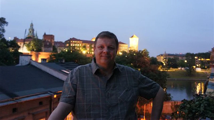 Krzysztof Mrówka (1958-2022). Nasz drogi redakcyjny Kolega, wieloletni szef Interia Biznes, dociekliwy dziennikarz ekonomiczny i sportowy. Z Interią był związany przez 15 lat. Krzysztof Mrówka urodził się w Krakowie, z którym był związany przez całe życie. W latach 1977-1981 studiował prawo na Uniwersytecie Jagiellońskim. Od prawniczej togi wolał jednak dziennikarskie pióro. Całe zawodowe życie związał z mediami. Pracował m.in. w dzienniku sportowym "Tempo", "Gazecie Wyborczej", TV Wizja, Canal+, "Gazecie Krakowskiej", "Gazecie Giełdy i Inwestorów Parkiet". Krzysztof dołączył do Interii w październiku 2007 roku. Przez wiele lat pełnił rolę kierownika biznesowego serwisu, gdzie w pełni wykorzystywał szeroką wiedzę oraz dziennikarską dociekliwość. Krzysztof był wyrazistą postacią, zawsze miał własne zdanie, którego potrafił bronić do końca. O tematach sportowych, biznesowych oraz politycznych potrafił dyskutować godzinami. Kiedy w dyskusji pojawiały się tematy krakowskie, Krzysztof angażował się jeszcze mocniej - żył tym, co dzieje się w mieście 24/7. Zmarł 17 grudnia 2022 roku. Miał 64 lata. Krzysztof Mrówka (1958-2022). Nasz drogi redakcyjny Kolega, wieloletni szef Interia Biznes, dociekliwy dziennikarz ekonomiczny i sportowy. Z Interią był związany przez 15 lat. Krzysztof Mrówka urodził się w Krakowie, z którym był związany przez całe życie. W latach 1977-1981 studiował prawo na Uniwersytecie Jagiellońskim. Od prawniczej togi wolał jednak dziennikarskie pióro. Całe zawodowe życie związał z mediami. Pracował m.in. w dzienniku sportowym "Tempo", "Gazecie Wyborczej", TV Wizja, Canal+, "Gazecie Krakowskiej", "Gazecie Giełdy i Inwestorów Parkiet". Krzysztof dołączył do Interii w październiku 2007 roku. Przez wiele lat pełnił rolę kierownika biznesowego serwisu, gdzie w pełni wykorzystywał szeroką wiedzę oraz dziennikarską dociekliwość. Krzysztof był wyrazistą postacią, zawsze miał własne zdanie, którego potrafił bronić do końca. O tematach sportowych, biznesowych oraz politycznych potrafił dyskutować godzinami. Kiedy w dyskusji pojawiały się tematy krakowskie, Krzysztof angażował się jeszcze mocniej - żył tym, co dzieje się w mieście 24/7. Zmarł 17 grudnia 2022 roku. Miał 64 lata.