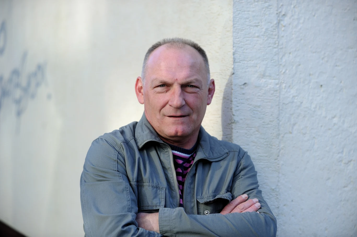 Andrzej Iwan (1959-2022). Znany polski piłkarz, były reprezentant Polski i legenda Wisły Kraków, dwukrotny uczestnik oraz medalista mistrzostw świata. Swoją seniorską karierę piłkarską zaczął w barwach Wisły Kraków. W drużynie "Białej Gwiazdy" występował w latach 1976-85. W tym czasie zanotował 198 występów. Później grał także w: Górniku Zabrze, VfL Bochum i Arisie Saloniki. Na swoim koncie ma cztery tytuły mistrza Polski. W reprezentacji Polski Andrzej Iwan rozegrał 29 meczów, zdobywając 11 bramek. Dwukrotnie uczestniczył w mistrzostwach świata - w 1978 roku w Argentynie i w 1982 roku w Hiszpanii, gdzie Polacy wywalczyli trzecie miejsce. Po zakończeniu kariery piłkarskiej Andrzej Iwan pracował także jako trener oraz ekspert i komentator telewizyjny. Zmarł w Krakowie 27 grudnia 2022 roku. Miał 63 lata. Andrzej Iwan (1959-2022). Znany polski piłkarz, były reprezentant Polski i legenda Wisły Kraków, dwukrotny uczestnik oraz medalista mistrzostw świata. Swoją seniorską karierę piłkarską zaczął w barwach Wisły Kraków. W drużynie "Białej Gwiazdy" występował w latach 1976-85. W tym czasie zanotował 198 występów. Później grał także w: Górniku Zabrze, VfL Bochum i Arisie Saloniki. Na swoim koncie ma cztery tytuły mistrza Polski. W reprezentacji Polski Andrzej Iwan rozegrał 29 meczów, zdobywając 11 bramek. Dwukrotnie uczestniczył w mistrzostwach świata - w 1978 roku w Argentynie i w 1982 roku w Hiszpanii, gdzie Polacy wywalczyli trzecie miejsce. Po zakończeniu kariery piłkarskiej Andrzej Iwan pracował także jako trener oraz ekspert i komentator telewizyjny. Zmarł w Krakowie 27 grudnia 2022 roku. Miał 63 lata.