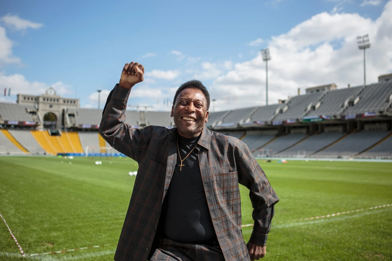 Pele (1940-2022). Edson Arantes do Nascimento znany wszystkim jako Pele - legenda piłki nożnej, jeden z najwybitniejszych graczy w historii, trzykrotny mistrz świata. Jego ojciec, João Ramos do Nascimento, był również piłkarzem grającym na pozycji napastnika. Jednak rodzina nie była zamożna, więc mały Pele dorabiał jako m.in pucybut. Pierwsze klubowe kroki stawiał w lokalnych klubach, a jednym z nich był Bauru Athletic Club, gdzie pracował pod okiem Waldemara de Brito, byłego reprezentant Brazylii. W 1956 roku ten zabrał go do Santosu, mówiąc jego dyrektorom, że 15-latek zostanie "największym piłkarzem na świecie". Pele w barwach Santosu zadebiutował 7 września 1956 roku, od razu strzelając gola. W tym klubie występował przez prawe całą karierę. Prawie przez całą karierę był wierny temu klubowi. W późniejszych latach doprowadził Brazylię do wielkich sukcesów. W reprezentacji zadebiutował 7 lipca 1957 roku w meczu przeciwko Argentynie w Rio de Janeiro. Udało mu się strzelić gola, aczkolwiek jego drużyna przegrała 1-2. Rok później wyjechał na mistrzostwa świata do Szwecji. Pele, zaczynając turniej jako rezerwowy, poprowadził kadrę do pierwszego w historii tytułu. Cztery lata później Brazylia została drugim krajem, który obronił mistrzostwo świata, po Włochach. Trzeci tytuł dla Brazylii i trzeci dla Pelego przypadł w 1970 roku. Został wówczas wybrany najlepszym piłkarzem turnieju, po którym zakończył reprezentacyjną karierę. Jego bilans w kadrze wyniósł 92 mecze i 77 goli. W 1974 roku zakończył karierę, ostatni mecz w barwach Santosu rozgrywając 2 października. Chwilę później jednak ją wznowił w klubie New York Cosmos, gdzie wówczas grali inni znani piłkarze. Ostatni oficjalny mecz z jego udziałem odbył się 1 października 1977 roku. W sumie uzbierał 1363 spotkania, w których zdobył 1279 bramek, co zostało odnotowane w Księdze rekordów Guinnessa. Pele zmagał się z chorobą nowotworową. Zmarł 29 grudnia 2022 roku. Miał 82 lata. Pele (1940-2022). Edson Arantes do Nascimento znany wszystkim jako Pele - legenda piłki nożnej, jeden z najwybitniejszych graczy w historii, trzykrotny mistrz świata. Jego ojciec, João Ramos do Nascimento, był również piłkarzem grającym na pozycji napastnika. Jednak rodzina nie była zamożna, więc mały Pele dorabiał jako m.in pucybut. Pierwsze klubowe kroki stawiał w lokalnych klubach, a jednym z nich był Bauru Athletic Club, gdzie pracował pod okiem Waldemara de Brito, byłego reprezentant Brazylii. W 1956 roku ten zabrał go do Santosu, mówiąc jego dyrektorom, że 15-latek zostanie "największym piłkarzem na świecie". Pele w barwach Santosu zadebiutował 7 września 1956 roku, od razu strzelając gola. W tym klubie występował przez prawe całą karierę. Prawie przez całą karierę był wierny temu klubowi. W późniejszych latach doprowadził Brazylię do wielkich sukcesów. W reprezentacji zadebiutował 7 lipca 1957 roku w meczu przeciwko Argentynie w Rio de Janeiro. Udało mu się strzelić gola, aczkolwiek jego drużyna przegrała 1-2. Rok później wyjechał na mistrzostwa świata do Szwecji. Pele, zaczynając turniej jako rezerwowy, poprowadził kadrę do pierwszego w historii tytułu. Cztery lata później Brazylia została drugim krajem, który obronił mistrzostwo świata, po Włochach. Trzeci tytuł dla Brazylii i trzeci dla Pelego przypadł w 1970 roku. Został wówczas wybrany najlepszym piłkarzem turnieju, po którym zakończył reprezentacyjną karierę. Jego bilans w kadrze wyniósł 92 mecze i 77 goli. W 1974 roku zakończył karierę, ostatni mecz w barwach Santosu rozgrywając 2 października. Chwilę później jednak ją wznowił w klubie New York Cosmos, gdzie wówczas grali inni znani piłkarze. Ostatni oficjalny mecz z jego udziałem odbył się 1 października 1977 roku. W sumie uzbierał 1363 spotkania, w których zdobył 1279 bramek, co zostało odnotowane w Księdze rekordów Guinnessa. Pele zmagał się z chorobą nowotworową. Zmarł 29 grudnia 2022 roku. Miał 82 lata.