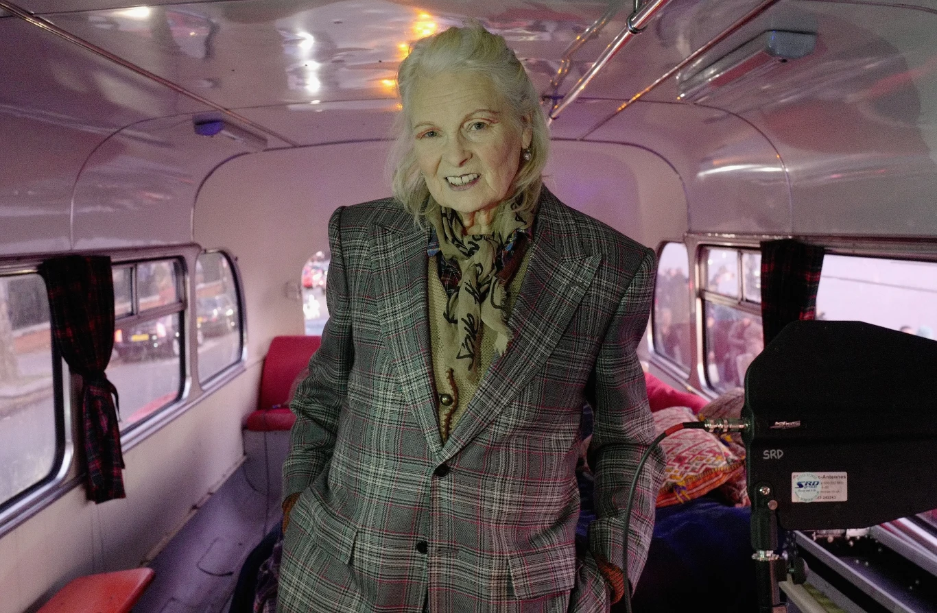 Vivienne Westwood (1941-2022). Znana brytyjska projektantka mody. Jak przypominał Reuters, Vivienne Westwood "odegrała kluczową rolę w ruchu punkowym". Jej znakiem rozpoznawczym stał się ostry, pomarańczowy kolor włosów. Kariera Westwood rozpoczęła się w latach 70. wraz z eksplozją punka, kiedy świat podbiło jej radykalne podejście do miejskiego stylu ulicznego. Jej dom mody organizował pokazy w Londynie, Paryżu, Mediolanie i Nowym Jorku. Jej wpływ na modę był ogromny, a jej prace nigdy nie była przewidywalne. Projekty Westwood były pokazywane w kolekcjach muzeów na całym świecie. Modelki ubrane w stroje Westwood często nosiły na t-shirtach i innych elementach ubioru hasła wzywające do walki ze zmianami klimatu i zanieczyszczeniem środowiska. Była znana z poparcia dla kontrowersyjnego założyciela demaskatorskiego portalu Wikileaks Juliana Assange'a. Westwood zaprojektowała m. in. w 1989 r. strój dla ówczesnej brytyjskiej premier Margaret Thatcher, w którym pojawiła się na okładce kolorowego magazynu. W 2006 roku królowa brytyjska Elżbieta II "za zasługi dla mody" przyznała jej tytuł szlachecki i podczas oficjalnej ceremonii w pałacu Buckingham uhonorowała ją Orderem Imperium Brytyjskiego, przyznawanym obywatelom brytyjskim, którzy przyczynili się do rozsławienia Wielkiej Brytanii na całym świecie. Zmarła 29 grudnia 2022 roku. Miała 81 lat. Vivienne Westwood (1941-2022). Znana brytyjska projektantka mody. Jak przypominał Reuters, Vivienne Westwood "odegrała kluczową rolę w ruchu punkowym". Jej znakiem rozpoznawczym stał się ostry, pomarańczowy kolor włosów. Kariera Westwood rozpoczęła się w latach 70. wraz z eksplozją punka, kiedy świat podbiło jej radykalne podejście do miejskiego stylu ulicznego. Jej dom mody organizował pokazy w Londynie, Paryżu, Mediolanie i Nowym Jorku. Jej wpływ na modę był ogromny, a jej prace nigdy nie była przewidywalne. Projekty Westwood były pokazywane w kolekcjach muzeów na całym świecie. Modelki ubrane w stroje Westwood często nosiły na t-shirtach i innych elementach ubioru hasła wzywające do walki ze zmianami klimatu i zanieczyszczeniem środowiska. Była znana z poparcia dla kontrowersyjnego założyciela demaskatorskiego portalu Wikileaks Juliana Assange'a. Westwood zaprojektowała m. in. w 1989 r. strój dla ówczesnej brytyjskiej premier Margaret Thatcher, w którym pojawiła się na okładce kolorowego magazynu. W 2006 roku królowa brytyjska Elżbieta II "za zasługi dla mody" przyznała jej tytuł szlachecki i podczas oficjalnej ceremonii w pałacu Buckingham uhonorowała ją Orderem Imperium Brytyjskiego, przyznawanym obywatelom brytyjskim, którzy przyczynili się do rozsławienia Wielkiej Brytanii na całym świecie. Zmarła 29 grudnia 2022 roku. Miała 81 lat.