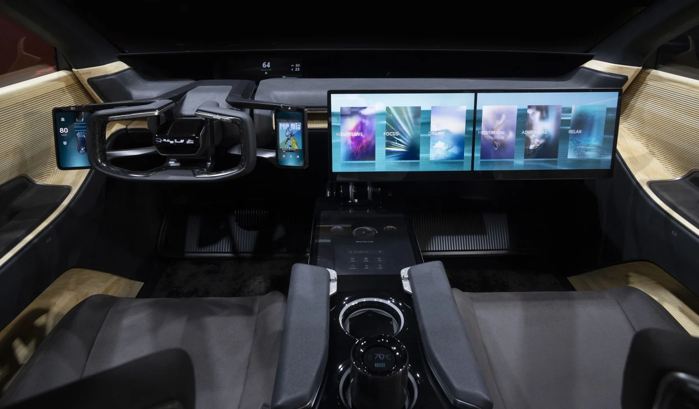 Wnętrze w obu koncepcyjnych Lexusach zdominowane jest przez ekrany.