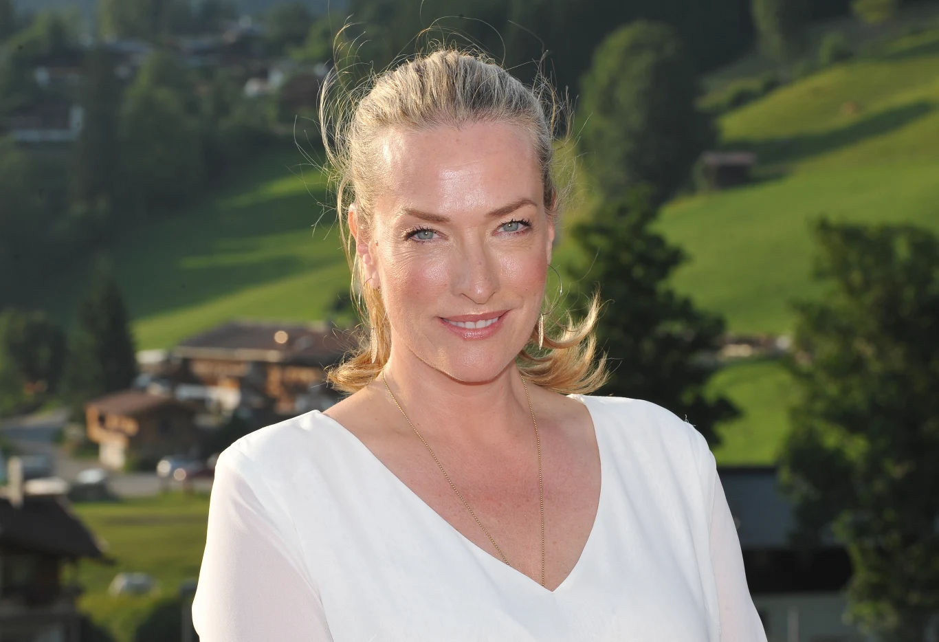 Tatjana Patitz (1966-2023). Słynna niemiecka supermodelka i aktorka. Karierę modelki rozpoczęła w 1984 roku - w Paryżu podpisała kontrakt z Elite. Nim skończyła 18 lat, pojawiła się na okładce francuskiego wydania magazynu "Vogue". Twarz Patitz pojawiała się na okładkach znanych czasopism modowych takich jak "Marie Claire" czy "Elle". Była główną modelką na pokazach mody Chanel, Karla Lagerfelda i Donny Karan. W 1990 roku Patitz wspólnie z Lindą Evangelistą i Naomi Campbell zostały okrzyknięte mianem supermodelek. Trzy lata później Patitz spróbowała swoich sił w aktorstwie - wystąpiła u boku Seana Connery’ego w filmie "Rising sun". Tatjana Patitz pojawiła się na jednej z najbardziej znanych okładek brytyjskiego Vogue’a ze stycznia 1990 roku. Chodzi o zdjęcie autorstwa Petera Lindbergha. Liz Tilberis, ówczesna redaktorka naczelna, poprosiła znanego fotografa, aby sfotografował kobietę, która będzie oddawać ducha nadchodzącej dekady. Wówczas Lindbergh stwierdził, że na zdjęciu powinna się pojawić więcej niż jedna modelka. Zdjęcie Lindbergha do dziś uchodzi za ikoniczne. Uznaje się, że to właśnie ono zapoczątkowało erę supermodelek. Karierę modelki zakończyła w 2002 roku i na wybiegu pojawiała się okazjonalnie. Vogue zwraca uwagę, że Patitz na swoje miejsce zamieszkania nie wybrała Nowego Jorku czy Paryża, a Kalifornię, gdzie mogła być bliżej natury i swoich zwierząt. Gwiazda dbała o życie prywatne, bliskie były jej tematy przyrodnicze i środowiskowe. Zmarła 11 stycznia 2023 roku. Miała 56 lat. Tatjana Patitz (1966-2023). Słynna niemiecka supermodelka i aktorka. Karierę modelki rozpoczęła w 1984 roku - w Paryżu podpisała kontrakt z Elite. Nim skończyła 18 lat, pojawiła się na okładce francuskiego wydania magazynu "Vogue". Twarz Patitz pojawiała się na okładkach znanych czasopism modowych takich jak "Marie Claire" czy "Elle". Była główną modelką na pokazach mody Chanel, Karla Lagerfelda i Donny Karan. W 1990 roku Patitz wspólnie z Lindą Evangelistą i Naomi Campbell zostały okrzyknięte mianem supermodelek. Trzy lata później Patitz spróbowała swoich sił w aktorstwie - wystąpiła u boku Seana Connery’ego w filmie "Rising sun". Tatjana Patitz pojawiła się na jednej z najbardziej znanych okładek brytyjskiego Vogue’a ze stycznia 1990 roku. Chodzi o zdjęcie autorstwa Petera Lindbergha. Liz Tilberis, ówczesna redaktorka naczelna, poprosiła znanego fotografa, aby sfotografował kobietę, która będzie oddawać ducha nadchodzącej dekady. Wówczas Lindbergh stwierdził, że na zdjęciu powinna się pojawić więcej niż jedna modelka. Zdjęcie Lindbergha do dziś uchodzi za ikoniczne. Uznaje się, że to właśnie ono zapoczątkowało erę supermodelek. Karierę modelki zakończyła w 2002 roku i na wybiegu pojawiała się okazjonalnie. Vogue zwraca uwagę, że Patitz na swoje miejsce zamieszkania nie wybrała Nowego Jorku czy Paryża, a Kalifornię, gdzie mogła być bliżej natury i swoich zwierząt. Gwiazda dbała o życie prywatne, bliskie były jej tematy przyrodnicze i środowiskowe. Zmarła 11 stycznia 2023 roku. Miała 56 lat.