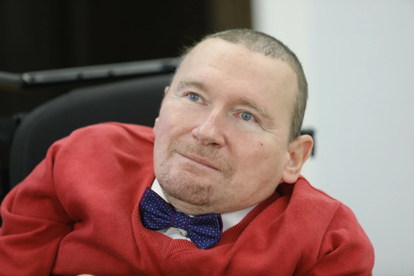 Marek Plura (1970-2023). Był posłem na Sejm VI i VII kadencji, posłem do Parlamentu Europejskiego VIII kadencji. Od urodzenia chorował na zanik mięśni, poruszał się na wózku elektrycznym. Mimo choroby był aktywnym politykiem, a w trakcie swojej kariery piastował wiele stanowisk - od 2007 do 2014 roku był posłem z ramienia PO, między 2014 a 2019 piastował funkcję europosła, zaś w obecnej kadencji był senatorem. W swojej działalności skupiał się przede wszystkim na pomocy osobom z niepełnosprawnościami, a także na sprawach dotyczących śląskiej kultury, tradycji i języka. Pracował w Ośrodku Pomocy Kryzysowej jako pracownik socjalny oraz w Ośrodku Rewalidacyjnym "Akcent" jako pedagog. Działał aktywnie w Związku Górnośląskim i w Stowarzyszeniu Osób Narodowości Śląskiej. W Senacie od 2019 roku pełnił funkcję wiceprzewodniczącego Komisji Praw Człowieka, Praworządności i Petycji oraz był członkiem Komisji Spraw Zagranicznych i Unii Europejskiej. "Śmierć senatora Marka Plury wstrząsnęła nami wszystkimi. Dobry człowiek, do końca oddany sprawom Śląska. Niech spoczywa w pokoju" - napisał premier Mateusz Morawiecki na Twitterze. Plura zmarł 20 stycznia 2023 roku. Miał 52 lata. Marek Plura (1970-2023). Był posłem na Sejm VI i VII kadencji, posłem do Parlamentu Europejskiego VIII kadencji. Od urodzenia chorował na zanik mięśni, poruszał się na wózku elektrycznym. Mimo choroby był aktywnym politykiem, a w trakcie swojej kariery piastował wiele stanowisk - od 2007 do 2014 roku był posłem z ramienia PO, między 2014 a 2019 piastował funkcję europosła, zaś w obecnej kadencji był senatorem. W swojej działalności skupiał się przede wszystkim na pomocy osobom z niepełnosprawnościami, a także na sprawach dotyczących śląskiej kultury, tradycji i języka. Pracował w Ośrodku Pomocy Kryzysowej jako pracownik socjalny oraz w Ośrodku Rewalidacyjnym "Akcent" jako pedagog. Działał aktywnie w Związku Górnośląskim i w Stowarzyszeniu Osób Narodowości Śląskiej. W Senacie od 2019 roku pełnił funkcję wiceprzewodniczącego Komisji Praw Człowieka, Praworządności i Petycji oraz był członkiem Komisji Spraw Zagranicznych i Unii Europejskiej. "Śmierć senatora Marka Plury wstrząsnęła nami wszystkimi. Dobry człowiek, do końca oddany sprawom Śląska. Niech spoczywa w pokoju" - napisał premier Mateusz Morawiecki na Twitterze. Plura zmarł 20 stycznia 2023 roku. Miał 52 lata.