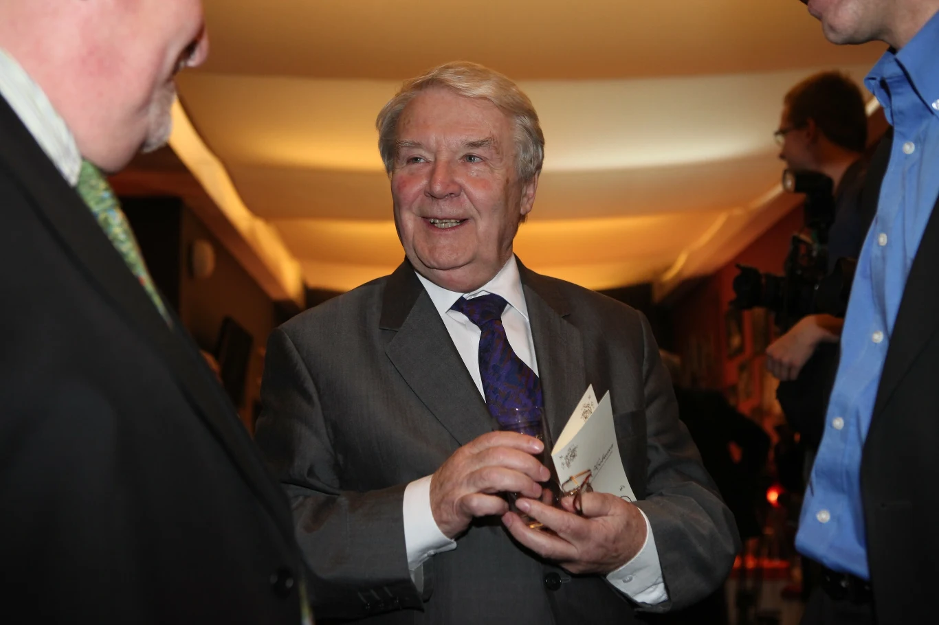 Leonard Pietraszak (1936-2023). Wybitny polski aktor teatralny, filmowy i telewizyjny. W młodości chciał zostać dziennikarzem sportowym, trenował boks i studiował chemię na UMK w Toruniu. - Przeznaczenie jednak skierowało mnie w stronę aktorstwa. Los był dla mnie bardzo łaskawy - mówił Leonard Pietraszak. Pierwsze szlify na planie filmowym aktor zbierał już pod koniec lat 50. XX wieku, kiedy pojawiał się w epizodach w "Zezowatym szczęściu" Andrzeja Munka, "Cafe pod Minogą" Bronisława Broka czy "Awanturze o Basię" Marii Kaniewskiej. W napisach końcowych jego nazwisko pojawił się jednak dopiero w 1962 roku w "Czerwonych beretach" Pawła Komorowskiego. Popularność zdobył rolą Dowgirda w serialu "Czarne chmury". W serialu "Czterdziestolatek" Leonard Pietraszak stworzył niezapomniany duet z Andrzejem Kopiczyńskim, wcielając się w postać doktora Karola Stelmacha, przyjaciela głównego bohatera - inżyniera Stefana Karwowskiego. - Ucho od śledzia - tym stwierdzeniem bankier Kramer, grany przez Leonarda Pietraszaka, dał do zrozumienia, że jego banku, nie da się obrabować. Powiedzenie z filmu "Vabank" weszło do rodzimego slangu, jako coś niemożliwego do zrealizowania, a Pietraszak, również dzięki temu powiedzeniu, na zawsze zapisał się w historii polskiego kina. Ważną rolą w filmografii Leonarda Pietraszaka pozostaje też kreacja pułkownika Wacława Waredy w serialu "Kariera Nikodema Dyzmy". Aktora oglądaliśmy też m.in. w "Kronice wypadków miłosnych" Andrzeja Wajdy (pułkownik Nałęcz), "Kingsajzie" Juliusza Machulskiego (Kramerko) oraz "Złocie dezerterów" Janusza Majewskiego (rotmistrz "Leliwa"). Leonarda Pietraszaka oglądaliśmy także w serialach: "Królowa Bona", "Rodzina Połanieckich" i "Siedlisko". Aktor zmarł 1 lutego 2023 roku. Miał 86 lat. Leonard Pietraszak (1936-2023). Wybitny polski aktor teatralny, filmowy i telewizyjny. W młodości chciał zostać dziennikarzem sportowym, trenował boks i studiował chemię na UMK w Toruniu. - Przeznaczenie jednak skierowało mnie w stronę aktorstwa. Los był dla mnie bardzo łaskawy - mówił Leonard Pietraszak. Pierwsze szlify na planie filmowym aktor zbierał już pod koniec lat 50. XX wieku, kiedy pojawiał się w epizodach w "Zezowatym szczęściu" Andrzeja Munka, "Cafe pod Minogą" Bronisława Broka czy "Awanturze o Basię" Marii Kaniewskiej. W napisach końcowych jego nazwisko pojawił się jednak dopiero w 1962 roku w "Czerwonych beretach" Pawła Komorowskiego. Popularność zdobył rolą Dowgirda w serialu "Czarne chmury". W serialu "Czterdziestolatek" Leonard Pietraszak stworzył niezapomniany duet z Andrzejem Kopiczyńskim, wcielając się w postać doktora Karola Stelmacha, przyjaciela głównego bohatera - inżyniera Stefana Karwowskiego. - Ucho od śledzia - tym stwierdzeniem bankier Kramer, grany przez Leonarda Pietraszaka, dał do zrozumienia, że jego banku, nie da się obrabować. Powiedzenie z filmu "Vabank" weszło do rodzimego slangu, jako coś niemożliwego do zrealizowania, a Pietraszak, również dzięki temu powiedzeniu, na zawsze zapisał się w historii polskiego kina. Ważną rolą w filmografii Leonarda Pietraszaka pozostaje też kreacja pułkownika Wacława Waredy w serialu "Kariera Nikodema Dyzmy". Aktora oglądaliśmy też m.in. w "Kronice wypadków miłosnych" Andrzeja Wajdy (pułkownik Nałęcz), "Kingsajzie" Juliusza Machulskiego (Kramerko) oraz "Złocie dezerterów" Janusza Majewskiego (rotmistrz "Leliwa"). Leonarda Pietraszaka oglądaliśmy także w serialach: "Królowa Bona", "Rodzina Połanieckich" i "Siedlisko". Aktor zmarł 1 lutego 2023 roku. Miał 86 lat.