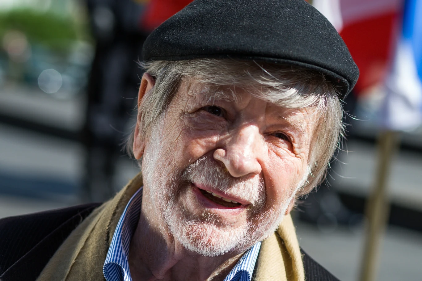 Szewach Weiss (1935-2023). Były przewodniczący Knesetu i były ambasador Izraela w Polsce. Po zakończeniu wojny rodzina przeniosła się do Polski, gdzie rozpoczął naukę języka hebrajskiego. W 1947 roku wyemigrował do Izraela. W 1954 był jednym z najlepszych sportowców w kraju. Trenował lekkoatletykę i podnoszenie ciężarów. Następnie rozpoczął służbę wojskową. Dosłużył się stopnia sierżanta. Studiował na Wydziale Nauk Politycznych Uniwersytetu Hebrajskiego w Jerozolimie i Wydziale Prawa w Tel Awiwie. W 1975 założył Wydział Mediów na Uniwersytecie Hajfy i został profesorem nauk politycznych na tej uczelni. W latach 1981-1991 był posłem parlamentu Izraela Knesetu, a następnie od 1992 do 1996 jego przewodniczącym. W 2000 roku, jako przewodniczącym Rady Instytutu Pamięci Jad Waszem gościł papieża Jana Pawła II podczas jego historycznej wizyty w Jerozolimie. Funkcję ambasadora Izraela w Polsce pełnił w latach 2001-2003. Szewach Weiss został odznaczony orderem Orła Białego. "Wielka strata dla nas i polsko-izraelskich relacji" - napisał po śmierci Weissa prezydent Andrzej Duda. Zmarł 3 lutego 2023. Miał 87 lat. Szewach Weiss (1935-2023). Były przewodniczący Knesetu i były ambasador Izraela w Polsce. Po zakończeniu wojny rodzina przeniosła się do Polski, gdzie rozpoczął naukę języka hebrajskiego. W 1947 roku wyemigrował do Izraela. W 1954 był jednym z najlepszych sportowców w kraju. Trenował lekkoatletykę i podnoszenie ciężarów. Następnie rozpoczął służbę wojskową. Dosłużył się stopnia sierżanta. Studiował na Wydziale Nauk Politycznych Uniwersytetu Hebrajskiego w Jerozolimie i Wydziale Prawa w Tel Awiwie. W 1975 założył Wydział Mediów na Uniwersytecie Hajfy i został profesorem nauk politycznych na tej uczelni. W latach 1981-1991 był posłem parlamentu Izraela Knesetu, a następnie od 1992 do 1996 jego przewodniczącym. W 2000 roku, jako przewodniczącym Rady Instytutu Pamięci Jad Waszem gościł papieża Jana Pawła II podczas jego historycznej wizyty w Jerozolimie. Funkcję ambasadora Izraela w Polsce pełnił w latach 2001-2003. Szewach Weiss został odznaczony orderem Orła Białego. "Wielka strata dla nas i polsko-izraelskich relacji" - napisał po śmierci Weissa prezydent Andrzej Duda. Zmarł 3 lutego 2023. Miał 87 lat.