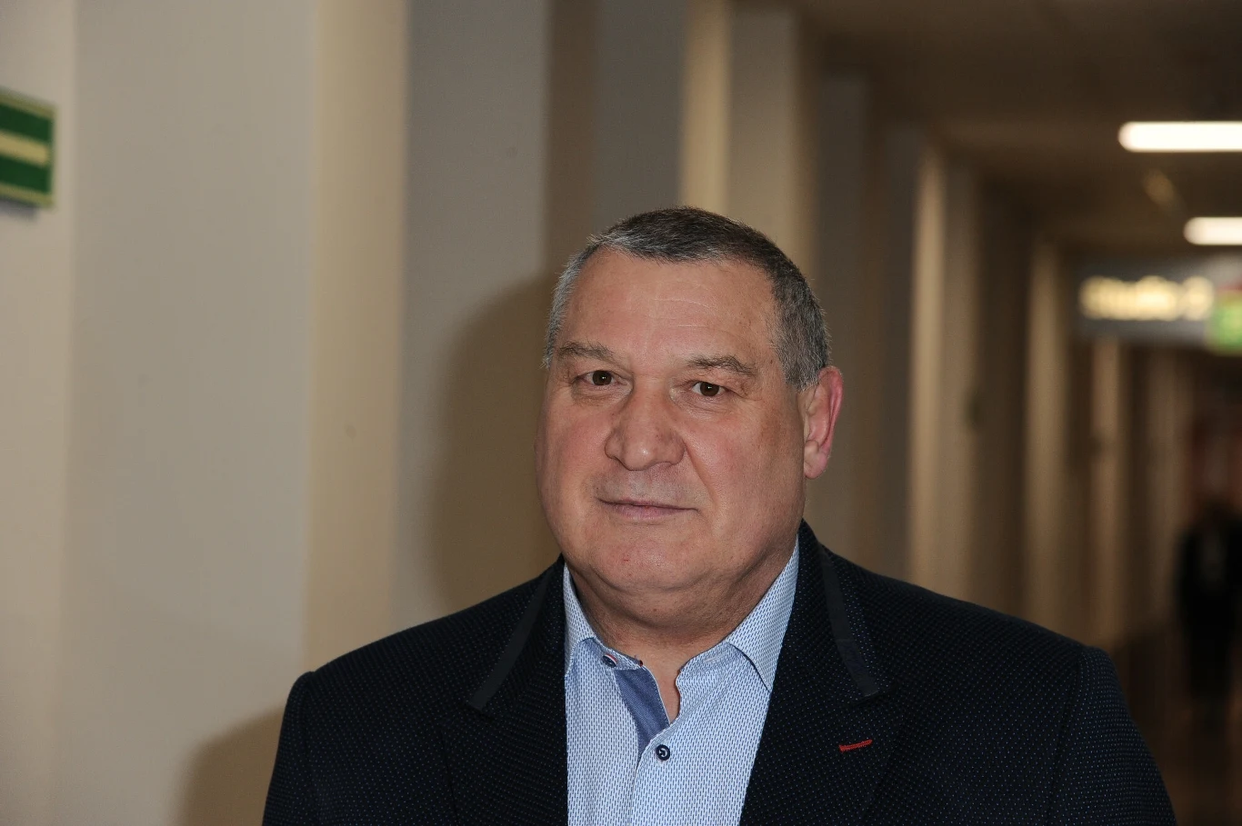 Grzegorz Skrzecz (1957-2023). Jedna z najbardziej rozpoznawalnych postaci polskiego boksu. Olimpijczyk z Moskwy, brązowy medalista mistrzostw świata i mistrzostw Europy. Aktor filmowy, a po zakończeniu kariery również popularyzator pięściarstwa. Grzegorz Skrzecz wystąpił w igrzyskach olimpijskich w Moskwie (1980), gdzie w ćwierćfinale musiał uznać wyższość Kubańczyka Teofilo Stevensona, późniejszego złotego medalisty. Niedługo później Polak sięgał po brązowe krążki w mistrzostwach świata (Monachium, 1982) i mistrzostwach Europy (Warna, 1983). Pięciokrotnie był indywidualnym mistrzem Polski, trzy razy wywalczył złoto drużynowo z Gwardią Warszawa. Stoczył w ringu 236 walk, triumfem zakończył 204 z nich (jeden remis, 31 porażek). Ma za sobą epizodyczne role kinowe. Wystąpił m.in. w filmach "Poranek kojota", "Chłopaki nie płaczą" czy "E=mc2". Był bratem bliźniakiem Pawła, wicemistrza olimpijskiego z Moskwy. Po zakończeniu kariery sportowej otworzył firmę ochroniarską. Przyjmował zlecenia od ważnych ważnych osobistości, dbał o bezpieczeństwo koronowanych głów. Prowadził również zajęcia bokserskie z dziećmi w Legionowie i na warszawskiej Białołęce. Regularnie zapraszany był przez media w charakterze eksperta. Zmarł 15 lutego 2023 roku. Miał 65 lat. Grzegorz Skrzecz (1957-2023). Jedna z najbardziej rozpoznawalnych postaci polskiego boksu. Olimpijczyk z Moskwy, brązowy medalista mistrzostw świata i mistrzostw Europy. Aktor filmowy, a po zakończeniu kariery również popularyzator pięściarstwa. Grzegorz Skrzecz wystąpił w igrzyskach olimpijskich w Moskwie (1980), gdzie w ćwierćfinale musiał uznać wyższość Kubańczyka Teofilo Stevensona, późniejszego złotego medalisty. Niedługo później Polak sięgał po brązowe krążki w mistrzostwach świata (Monachium, 1982) i mistrzostwach Europy (Warna, 1983). Pięciokrotnie był indywidualnym mistrzem Polski, trzy razy wywalczył złoto drużynowo z Gwardią Warszawa. Stoczył w ringu 236 walk, triumfem zakończył 204 z nich (jeden remis, 31 porażek). Ma za sobą epizodyczne role kinowe. Wystąpił m.in. w filmach "Poranek kojota", "Chłopaki nie płaczą" czy "E=mc2". Był bratem bliźniakiem Pawła, wicemistrza olimpijskiego z Moskwy. Po zakończeniu kariery sportowej otworzył firmę ochroniarską. Przyjmował zlecenia od ważnych ważnych osobistości, dbał o bezpieczeństwo koronowanych głów. Prowadził również zajęcia bokserskie z dziećmi w Legionowie i na warszawskiej Białołęce. Regularnie zapraszany był przez media w charakterze eksperta. Zmarł 15 lutego 2023 roku. Miał 65 lat.