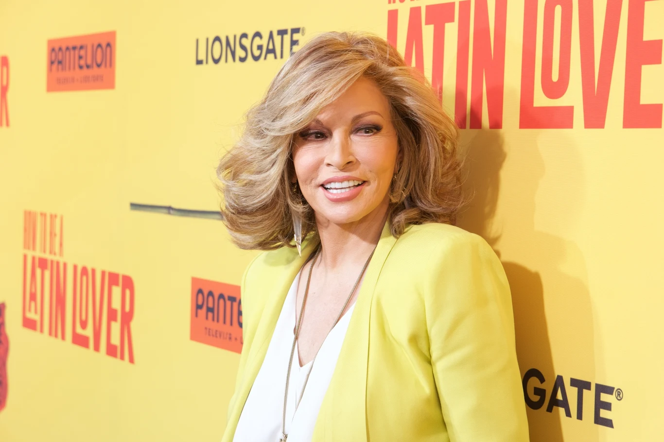 Raquel Welch (1940-2023). Aktorka, którą okrzyknięto mianem jednej z najpiękniejszych kobiet wszech czasów. Gwiazda kina lat 60. była znana z takich filmów jak "Fantastyczna podróż" czy "Dusza na sprzedaż". Po raz pierwszy na dużym ekranie pojawiła się w filmie "Roztańczone lato" (1965), jednak gwiazdą stała się za sprawą o rok późniejszej "Fantastycznej podróży", gdzie wcielała się w jednego z członków ekipy medycznej, którzy zostają zmniejszeni i wszczepieni w ciało chorego dyplomaty, z misją uratowania jego życia. Produkcja science-fiction okazała się hitem, otrzymała dwa Oscary, a grająca w niej jedną z głównych ról Welch w krótkim czasie znalazła się na ustach wszystkich. O aktorce zrobiło się jeszcze głośniej, gdy zagrała w przygodowym "Milionie lat przed naszą erą" (1966), remake'u produkcji Hala Roacha sprzed ćwierćwiecza. Po występie w "Milionie lat przed naszą erą" artystka została bezsprzecznie uznana za symbol seksu lat 60. Magazyn "Men's Health" umieścił na drugim miejscu rankingu na najgorętszą kobietę wszech czasów, a "Playboy" uznał za jedną z trzech najseksowniejszych gwiazd XX wieku. Najbardziej kontrowersyjną rolę w swojej karierze Welch stworzyła w adaptacji bestsellerowej powieści Gore'a Vidala "Myra Breckinridge" (1970), opowiadającej o tytułowym transseksualiście. Za sprawą tej kreacji aktorka chciała zmienić nieco swój ekranowy wizerunek, ale film okazał się klapą. Najsłynniejszą kreacją aktorki z lat 70. jest rola Constance de Bonancieux w "Trzech muszkieterach" (1973). Welch została za nią nagrodzona jedynym w jej karierze Złotym Globem W latach 80. i 90. aktorka zdecydowanie rzadziej pojawiała się na ekranie. Zmarła 15 lutego 2023 roku. Miała 82 lata Raquel Welch (1940-2023). Aktorka, którą okrzyknięto mianem jednej z najpiękniejszych kobiet wszech czasów. Gwiazda kina lat 60. była znana z takich filmów jak "Fantastyczna podróż" czy "Dusza na sprzedaż". Po raz pierwszy na dużym ekranie pojawiła się w filmie "Roztańczone lato" (1965), jednak gwiazdą stała się za sprawą o rok późniejszej "Fantastycznej podróży", gdzie wcielała się w jednego z członków ekipy medycznej, którzy zostają zmniejszeni i wszczepieni w ciało chorego dyplomaty, z misją uratowania jego życia. Produkcja science-fiction okazała się hitem, otrzymała dwa Oscary, a grająca w niej jedną z głównych ról Welch w krótkim czasie znalazła się na ustach wszystkich. O aktorce zrobiło się jeszcze głośniej, gdy zagrała w przygodowym "Milionie lat przed naszą erą" (1966), remake'u produkcji Hala Roacha sprzed ćwierćwiecza. Po występie w "Milionie lat przed naszą erą" artystka została bezsprzecznie uznana za symbol seksu lat 60. Magazyn "Men's Health" umieścił na drugim miejscu rankingu na najgorętszą kobietę wszech czasów, a "Playboy" uznał za jedną z trzech najseksowniejszych gwiazd XX wieku. Najbardziej kontrowersyjną rolę w swojej karierze Welch stworzyła w adaptacji bestsellerowej powieści Gore'a Vidala "Myra Breckinridge" (1970), opowiadającej o tytułowym transseksualiście. Za sprawą tej kreacji aktorka chciała zmienić nieco swój ekranowy wizerunek, ale film okazał się klapą. Najsłynniejszą kreacją aktorki z lat 70. jest rola Constance de Bonancieux w "Trzech muszkieterach" (1973). Welch została za nią nagrodzona jedynym w jej karierze Złotym Globem W latach 80. i 90. aktorka zdecydowanie rzadziej pojawiała się na ekranie. Zmarła 15 lutego 2023 roku. Miała 82 lata