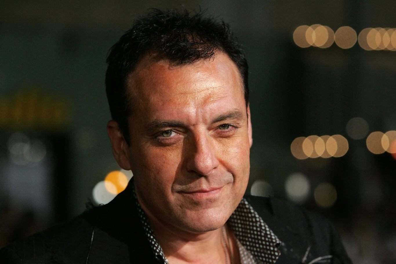 Tom Sizemore (1961-2023). Aktor, znany z ról drugoplanowych takich w takich filmach, jak "Szeregowiec Ryan", "Helikopter w ogniu", "Urodzony 4 lipca", "Urodzeni mordercy" i "Gorączka". Jego karierę zahamowały liczne skandale i afery, których był negatywnym bohaterem. W 1996 roku Sizemore ożenił się z aktorką Maeve Quinlan, ale para rozwiodła się trzy lata później. Jako powód Quinlan podała uzależnienie gwiazdora od narkotyków. W 2003 roku aktor został skazany na siedem miesięcy pozbawienia wolności za napaść i pobicie ówczesnej partnerki, Heidi Fleiss. Cztery lata później trafił do aresztu za posiadanie metamfetaminy. W 2017 roku Sizemore usłyszał dwa zarzuty stosowania przemocy domowej. W tym samym roku artysta został oskarżony o molestowanie seksualne 11-latki. Do zdarzenia miało dojść w 2003 roku na planie filmowym w Utah. Z kolei na początku 2019 roku Sizemore został aresztowany w Burbank w Kalifornii za posiadanie narkotyków. Zmarł 3 marca 2023 roku. Miał 61 lat. Tom Sizemore (1961-2023). Aktor, znany z ról drugoplanowych takich w takich filmach, jak "Szeregowiec Ryan", "Helikopter w ogniu", "Urodzony 4 lipca", "Urodzeni mordercy" i "Gorączka". Jego karierę zahamowały liczne skandale i afery, których był negatywnym bohaterem. W 1996 roku Sizemore ożenił się z aktorką Maeve Quinlan, ale para rozwiodła się trzy lata później. Jako powód Quinlan podała uzależnienie gwiazdora od narkotyków. W 2003 roku aktor został skazany na siedem miesięcy pozbawienia wolności za napaść i pobicie ówczesnej partnerki, Heidi Fleiss. Cztery lata później trafił do aresztu za posiadanie metamfetaminy. W 2017 roku Sizemore usłyszał dwa zarzuty stosowania przemocy domowej. W tym samym roku artysta został oskarżony o molestowanie seksualne 11-latki. Do zdarzenia miało dojść w 2003 roku na planie filmowym w Utah. Z kolei na początku 2019 roku Sizemore został aresztowany w Burbank w Kalifornii za posiadanie narkotyków. Zmarł 3 marca 2023 roku. Miał 61 lat.