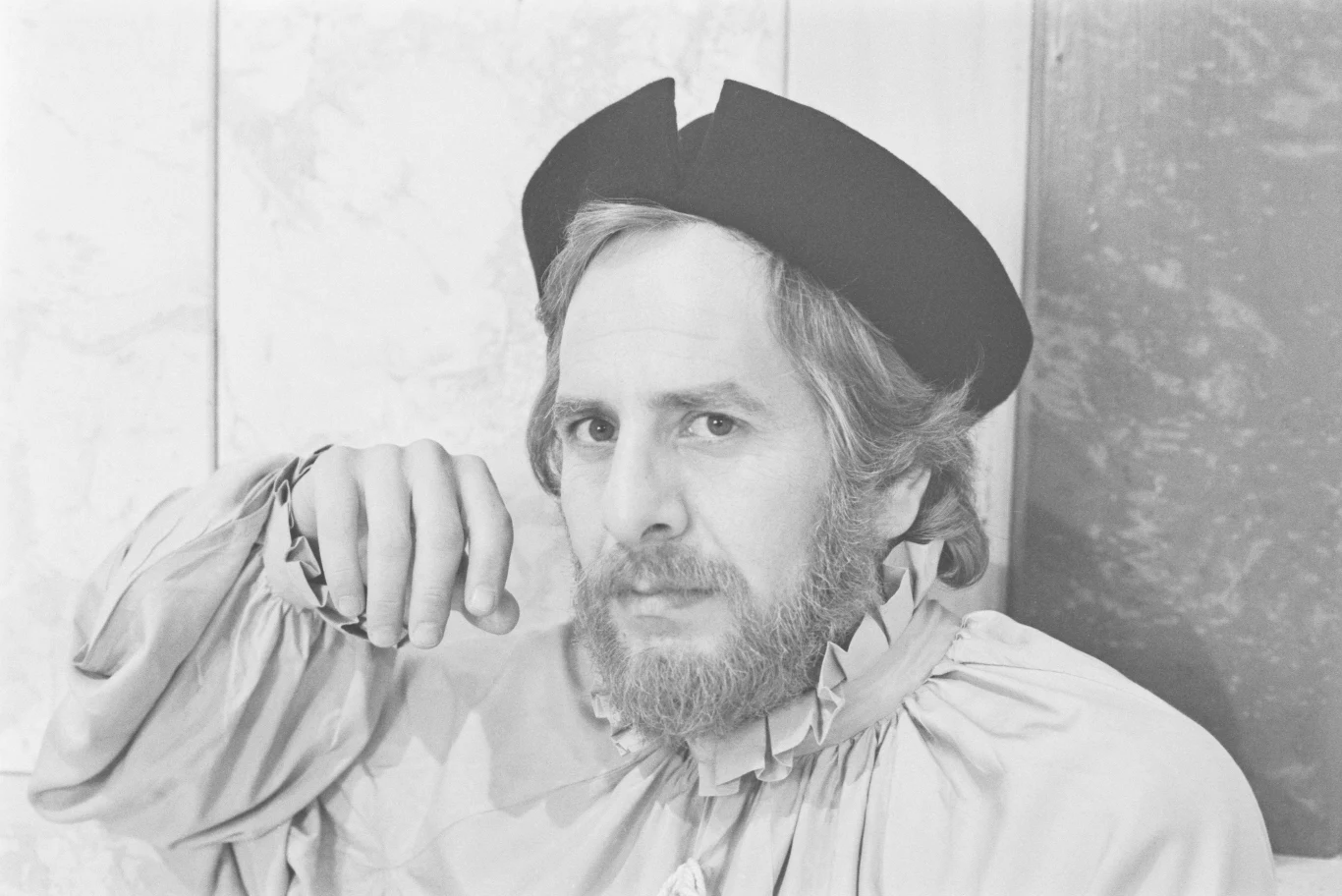 Chaim Topol (1935-2023). Aktor, najbardziej znany z roli Tewje w słynnym musicalu "Skrzypek na dachu" z 1971 roku. Rozpoczął karierę aktorską podczas służby w wojskowym zespole rozrywkowym, gdzie poznał swoją żonę Galię. Po zwolnieniu z armii dołączył do grupy teatralnej, występując w wielu produkcjach przed swoją pierwszą rolą filmową, dramatem "I Like Mike" z 1961 roku. W 1971 roku Chaim Topol zagrał głównego bohatera w "Skrzypku na dachu". Za rolę ubogiego mleczarza Tewje, który chce wydać swoje córki za mąż, otrzymał nagrodę Złotego Globu dla najlepszego aktora w musicalu. Był nominowany także do Oscara. Film nominowany był do Oscara aż w ośmiu kategoriach, m.in. najlepszy film, najlepsza reżyseria i najlepszy aktor. Aktor wystąpił w ponad 20 filmach. Znany był również z udziału w takich produkcjach, jak "Flash Gordon", "Dom przy ulicy Garibaldiego" oraz "Tylko dla twoich oczu" (jeden z tytułów z serii o Jamesie Bondzie). Chaim Topol grał również w serialach, m.in. "Wichry wojny" i "Wojna i pamięć". Zmarł 9 marca 2023 roku. Miał 88 lat. Chaim Topol (1935-2023). Aktor, najbardziej znany z roli Tewje w słynnym musicalu "Skrzypek na dachu" z 1971 roku. Rozpoczął karierę aktorską podczas służby w wojskowym zespole rozrywkowym, gdzie poznał swoją żonę Galię. Po zwolnieniu z armii dołączył do grupy teatralnej, występując w wielu produkcjach przed swoją pierwszą rolą filmową, dramatem "I Like Mike" z 1961 roku. W 1971 roku Chaim Topol zagrał głównego bohatera w "Skrzypku na dachu". Za rolę ubogiego mleczarza Tewje, który chce wydać swoje córki za mąż, otrzymał nagrodę Złotego Globu dla najlepszego aktora w musicalu. Był nominowany także do Oscara. Film nominowany był do Oscara aż w ośmiu kategoriach, m.in. najlepszy film, najlepsza reżyseria i najlepszy aktor. Aktor wystąpił w ponad 20 filmach. Znany był również z udziału w takich produkcjach, jak "Flash Gordon", "Dom przy ulicy Garibaldiego" oraz "Tylko dla twoich oczu" (jeden z tytułów z serii o Jamesie Bondzie). Chaim Topol grał również w serialach, m.in. "Wichry wojny" i "Wojna i pamięć". Zmarł 9 marca 2023 roku. Miał 88 lat.