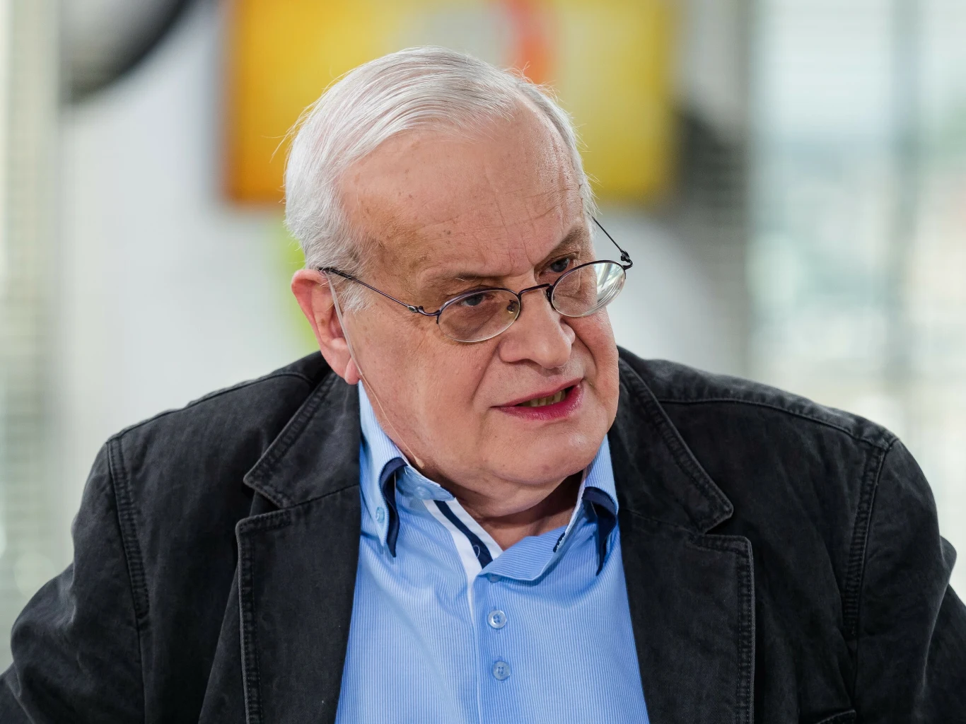 Janusz Weiss (1948-2023). Dziennikarz, satyryk, artysta kabaretowy, współzałożyciel Radia Zet. W 1967 r. pojawił się w składzie kabaretu Abakus razem z m.in. Magdą Umer, Andrzejem Woyciechowskim i Krzysztofem Knittlem. Kilka miesięcy później założył grupę kabaretową Salon Niezależnych z Jackiem Kleyffem i Michałem Tarkowskim. W latach 70. zapowiadał na scenie m.in. Annę Jantar i Irenę Jarocką, a w TVP prowadził program rozrywkowy Telewizyjny Ekran Młodych. W 1976 r. podpisał list protestacyjny przeciwko zmianom w konstytucji PRL. W Radiu Zet (lata 1990-2011) prowadził popularną audycję "Dzwonię do Pani, Pana w bardzo nietypowej sprawie". Z założoną przez siebie stacją był związany do 2013 r. W latach 2013-2016 pracował w Programie I Polskiego Radia. W latach 90. zyskał dużą popularność, prowadząc w TVP teleturniej "Miliard w rozumie" (1993-2005). Między 2003 a 2005 rokiem był gospodarzem innego teleturnieju w telewizji publicznej: "Złoty interes". W dwóch pierwszych polskich edycjach programu "Fort Boyard" odgrywał rolę Ojca Fouras. Z telewizji publicznej został odsunięty po występie w reklamie telewizyjnej. W latach 2017-2019 prowadził program publicystyczny "Bez ograniczeń" w telewizyjnej Superstacji. Zmarł 10 marca 2023 roku. Miał 74 lata. Janusz Weiss (1948-2023). Dziennikarz, satyryk, artysta kabaretowy, współzałożyciel Radia Zet. W 1967 r. pojawił się w składzie kabaretu Abakus razem z m.in. Magdą Umer, Andrzejem Woyciechowskim i Krzysztofem Knittlem. Kilka miesięcy później założył grupę kabaretową Salon Niezależnych z Jackiem Kleyffem i Michałem Tarkowskim. W latach 70. zapowiadał na scenie m.in. Annę Jantar i Irenę Jarocką, a w TVP prowadził program rozrywkowy Telewizyjny Ekran Młodych. W 1976 r. podpisał list protestacyjny przeciwko zmianom w konstytucji PRL. W Radiu Zet (lata 1990-2011) prowadził popularną audycję "Dzwonię do Pani, Pana w bardzo nietypowej sprawie". Z założoną przez siebie stacją był związany do 2013 r. W latach 2013-2016 pracował w Programie I Polskiego Radia. W latach 90. zyskał dużą popularność, prowadząc w TVP teleturniej "Miliard w rozumie" (1993-2005). Między 2003 a 2005 rokiem był gospodarzem innego teleturnieju w telewizji publicznej: "Złoty interes". W dwóch pierwszych polskich edycjach programu "Fort Boyard" odgrywał rolę Ojca Fouras. Z telewizji publicznej został odsunięty po występie w reklamie telewizyjnej. W latach 2017-2019 prowadził program publicystyczny "Bez ograniczeń" w telewizyjnej Superstacji. Zmarł 10 marca 2023 roku. Miał 74 lata.