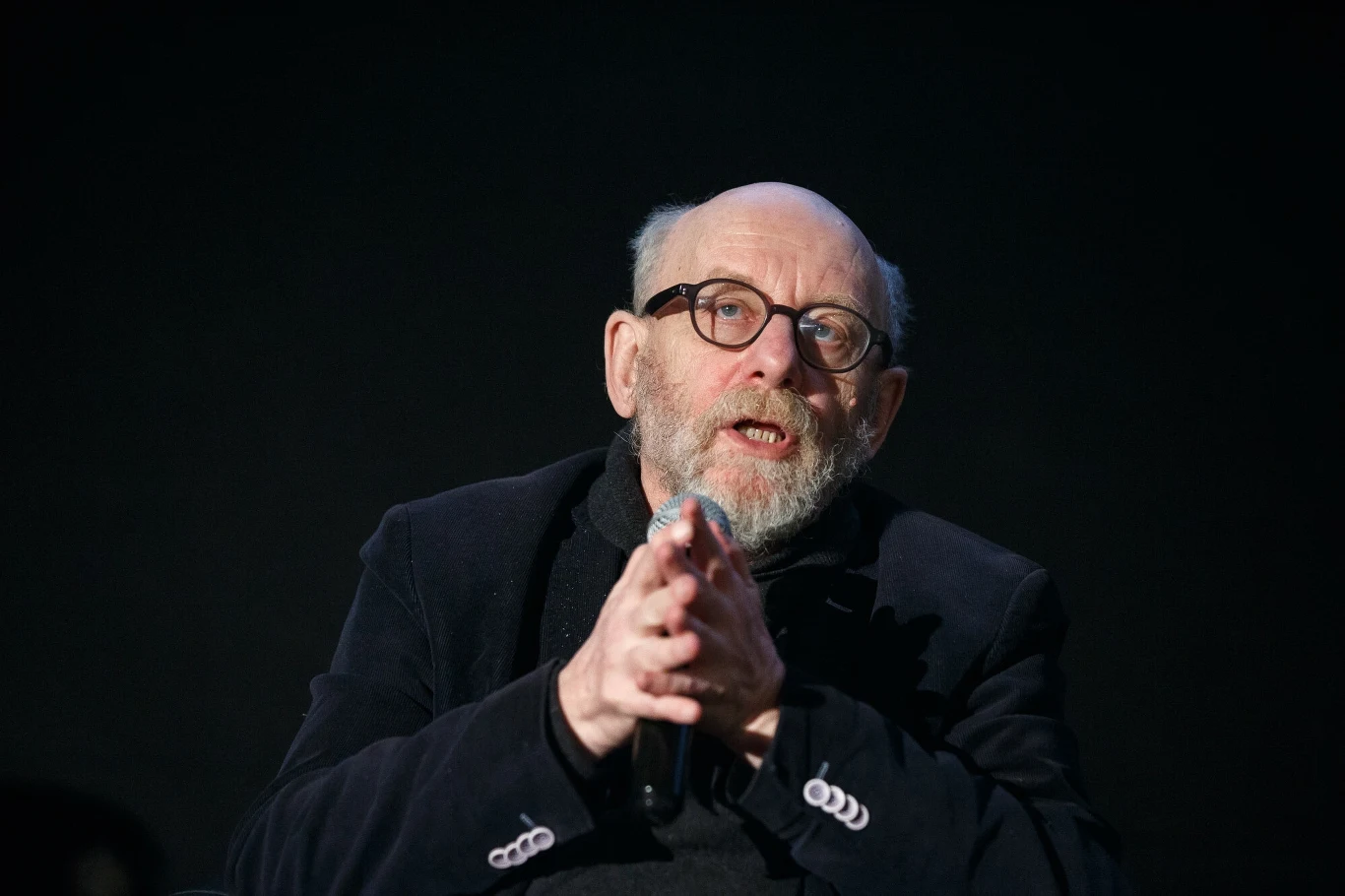 Paweł Śpiewak (1951-2023). Znany socjolog i historyk. Był synem pisarki i tłumaczki Anny Kamieńskiej oraz poety i tłumacza Jana Śpiewaka. Studia na Uniwersytecie Warszawskim w Instytucie Socjologii ukończył w 1973 roku. W 1980 roku wstąpił do NSZZ "Solidarność". Stopień doktora uzyskał w 1984 roku, a w 2000 roku został doktorem habilitowanym nauk humanistycznych w dyscyplinie socjologia. W Instytucie Socjologii Uniwersytetu Warszawskiego pełnił funkcję kierownika Zakładu Historii Myśli Społecznej. Nauczycielem akademickim był także na olsztyńskim Uniwersytecie Warmińsko-Mazurskim, w Wyższej Szkole Komunikowania i Mediów Społecznych im. Jerzego Giedroycia i Szkole Wyższej im. Bogdana Jańskiego. W latach 1992-1993 pracował także w Ośrodku Studiów Wschodnich. Był autorem między innymi takich publikacji, jak: "W stronę wspólnego dobra", "Midrasze: księga nad księgami", "Pamięć po komunizmie", "Pięć ksiąg Tory. Komentarze". Został laureatem Nagrody im. księdza Józefa Tischnera w kategorii "pisarstwo religijne lub filozoficzne" za całokształt twórczości w 2013 roku. Do sierpnia 2020 roku był członkiem Stowarzyszenia Pisarzy Polskich. Zmarł 30 marca 2023 roku. Miał 71 lat. Paweł Śpiewak (1951-2023). Znany socjolog i historyk. Był synem pisarki i tłumaczki Anny Kamieńskiej oraz poety i tłumacza Jana Śpiewaka. Studia na Uniwersytecie Warszawskim w Instytucie Socjologii ukończył w 1973 roku. W 1980 roku wstąpił do NSZZ "Solidarność". Stopień doktora uzyskał w 1984 roku, a w 2000 roku został doktorem habilitowanym nauk humanistycznych w dyscyplinie socjologia. W Instytucie Socjologii Uniwersytetu Warszawskiego pełnił funkcję kierownika Zakładu Historii Myśli Społecznej. Nauczycielem akademickim był także na olsztyńskim Uniwersytecie Warmińsko-Mazurskim, w Wyższej Szkole Komunikowania i Mediów Społecznych im. Jerzego Giedroycia i Szkole Wyższej im. Bogdana Jańskiego. W latach 1992-1993 pracował także w Ośrodku Studiów Wschodnich. Był autorem między innymi takich publikacji, jak: "W stronę wspólnego dobra", "Midrasze: księga nad księgami", "Pamięć po komunizmie", "Pięć ksiąg Tory. Komentarze". Został laureatem Nagrody im. księdza Józefa Tischnera w kategorii "pisarstwo religijne lub filozoficzne" za całokształt twórczości w 2013 roku. Do sierpnia 2020 roku był członkiem Stowarzyszenia Pisarzy Polskich. Zmarł 30 marca 2023 roku. Miał 71 lat.