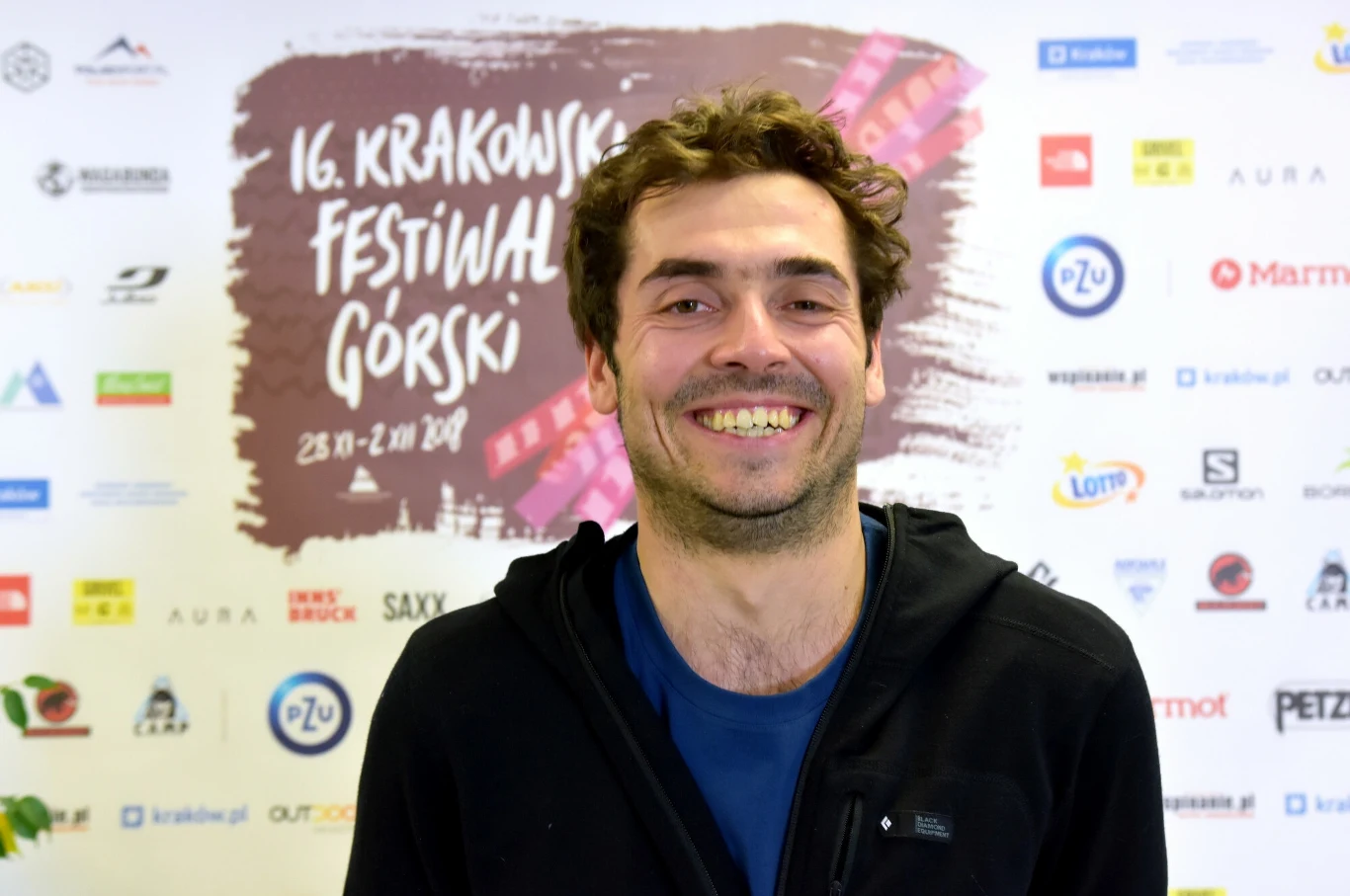 Kacper Tekieli (1961-2023). Był czołowym polskim wspinaczem i mężem Justyny Kowalczyk-Tekieli, utytułowanej polskiej biegaczki narciarskiej. Zajmował się wspinaczką sportową, był również instruktorem z uprawnieniami Polskiego Związku Alpinizmu. O wyczynach polskiego wspinacza pisały międzynarodowe media. W sierpniu 2019 roku dokonał podwójnego trawersu Matterhorn - mowa o przejściu wszystkich czterech grani z dwukrotnym zdobyciem wierzchołka w ramach jednej akcji górskiej. Z kolei trzy miesiące później - 13 listopada - bez użycia liny wspiął się po północno-wschodniej ścianie Eigeru drogą Laupera. Był uczestnikiem programu Polski Himalaizm Zimowy (2010-2015) i w ramach projektu brał udział w wyprawach na Makalu oraz Broad Peak Middle. W 2016 roku uczestniczył z Pawłem Karczmarczykiem w akcji ratunkowej na Shivling w indyjskich Himalajach (6543 m). W Tatrach przeszedł około 300 dróg wspinaczkowych, wiele samotnie, pokonując najważniejsze ściany polskich i słowackich szczytów. Wspinał się także w Alpach (słynna "trylogia alpejska" północnych ścian: Eiger, Matternhorn, Grandes Jorases), na Alasce, na Kaukazie, w Norwegii. Z Justyną Kowalczyk Kacper Tekieli poznał się, gdy pracował jako instruktor. Pobrali się 24 września 2020 roku, a 2 września 2021 roku urodził się ich syn Hugo. Tekieli zginął 17 maja podczas zejścia ze szczytu Jungfrau w Szwajcarii, gdy porwała go lawina. Miał 38 lat. Kacper Tekieli (1961-2023). Był czołowym polskim wspinaczem i mężem Justyny Kowalczyk-Tekieli, utytułowanej polskiej biegaczki narciarskiej. Zajmował się wspinaczką sportową, był również instruktorem z uprawnieniami Polskiego Związku Alpinizmu. O wyczynach polskiego wspinacza pisały międzynarodowe media. W sierpniu 2019 roku dokonał podwójnego trawersu Matterhorn - mowa o przejściu wszystkich czterech grani z dwukrotnym zdobyciem wierzchołka w ramach jednej akcji górskiej. Z kolei trzy miesiące później - 13 listopada - bez użycia liny wspiął się po północno-wschodniej ścianie Eigeru drogą Laupera. Był uczestnikiem programu Polski Himalaizm Zimowy (2010-2015) i w ramach projektu brał udział w wyprawach na Makalu oraz Broad Peak Middle. W 2016 roku uczestniczył z Pawłem Karczmarczykiem w akcji ratunkowej na Shivling w indyjskich Himalajach (6543 m). W Tatrach przeszedł około 300 dróg wspinaczkowych, wiele samotnie, pokonując najważniejsze ściany polskich i słowackich szczytów. Wspinał się także w Alpach (słynna "trylogia alpejska" północnych ścian: Eiger, Matternhorn, Grandes Jorases), na Alasce, na Kaukazie, w Norwegii. Z Justyną Kowalczyk Kacper Tekieli poznał się, gdy pracował jako instruktor. Pobrali się 24 września 2020 roku, a 2 września 2021 roku urodził się ich syn Hugo. Tekieli zginął 17 maja podczas zejścia ze szczytu Jungfrau w Szwajcarii, gdy porwała go lawina. Miał 38 lat.