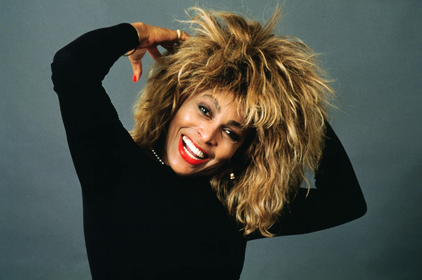 Tina Turner (1939-2023). Jedna z najbardziej znanych i charakterystycznych wokalistek wszech czasów, określana jako "królowa rock and rolla". Tina Turner (właściwie Anna Mae Bullock) śpiewać zaczynała jako nastolatka w rhythm & bluesowych klubach St. Louis. Tam spotkała swojego przyszłego męża Ike'a Turnera, który zaproponował jej występy z jego ówczesnym zespołem Kings of Rythm. W ciągu dwóch lat Tina stała się gwiazdą grupy. Tina Turner zaliczana jest do najpopularniejszych i najbardziej dochodowych artystów w historii. Ike Turner maltretował ją fizycznie i psychicznie, o czym opowiedziała dopiero po upływie dekady od ich rozwodu. Na przestrzeni lat piosenkarka zdobyła szereg prestiżowych nagród, w tym osiem statuetek Grammy. Według szacunków, nakład ze sprzedaży jej albumów wynosi 180 milionów egzemplarzy. W 2010 roku magazyn "Rolling Stone" uznał ją za jedną ze stu najwybitniejszych artystów wszech czasów. Od lat Tina Turner mieszkała w Szwajcarii, której jest obywatelką. W 2013 roku ostatecznie zrezygnowała z amerykańskiego obywatelstwa. Muzyczną karierę zakończyła w 2009 r. po trasie "Tina! 50th Anniversary Tour". W ostatnich latach o gwieździe zrobiło się głośno dzięki sukcesowi musicalu "Tina". 83-letnia Tina w ostatnich latach zmagała się z poważnymi problemami zdrowotnymi. W mediach pojawiały się informacje o raku jelita grubego, nadciśnieniu i problemach z nerkami. Zmarła 24 maja 2023 roku. Miała 83 lata. Tina Turner (1939-2023). Jedna z najbardziej znanych i charakterystycznych wokalistek wszech czasów, określana jako "królowa rock and rolla". Tina Turner (właściwie Anna Mae Bullock) śpiewać zaczynała jako nastolatka w rhythm & bluesowych klubach St. Louis. Tam spotkała swojego przyszłego męża Ike'a Turnera, który zaproponował jej występy z jego ówczesnym zespołem Kings of Rythm. W ciągu dwóch lat Tina stała się gwiazdą grupy. Tina Turner zaliczana jest do najpopularniejszych i najbardziej dochodowych artystów w historii. Ike Turner maltretował ją fizycznie i psychicznie, o czym opowiedziała dopiero po upływie dekady od ich rozwodu. Na przestrzeni lat piosenkarka zdobyła szereg prestiżowych nagród, w tym osiem statuetek Grammy. Według szacunków, nakład ze sprzedaży jej albumów wynosi 180 milionów egzemplarzy. W 2010 roku magazyn "Rolling Stone" uznał ją za jedną ze stu najwybitniejszych artystów wszech czasów. Od lat Tina Turner mieszkała w Szwajcarii, której jest obywatelką. W 2013 roku ostatecznie zrezygnowała z amerykańskiego obywatelstwa. Muzyczną karierę zakończyła w 2009 r. po trasie "Tina! 50th Anniversary Tour". W ostatnich latach o gwieździe zrobiło się głośno dzięki sukcesowi musicalu "Tina". 83-letnia Tina w ostatnich latach zmagała się z poważnymi problemami zdrowotnymi. W mediach pojawiały się informacje o raku jelita grubego, nadciśnieniu i problemach z nerkami. Zmarła 24 maja 2023 roku. Miała 83 lata.