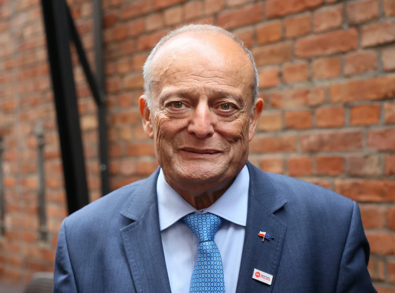 Riad Haidar (1951-2023). Lekarz, społecznik, poseł z partii KO na Sejm RP. Riad Haidar urodził się w Syrii. Ukończył studia lekarskie na Akademii Medycznej w Lublinie, uzyskał specjalizację w zakresie pediatrii. W 1989 r. uzyskał polskie obywatelstwo. Przez wiele lat pełnił funkcję ordynatora Oddziału Neonatologicznego Wojewódzkiego Szpitala Specjalistycznego w Białej Podlaskiej. Haidar był również długoletnim szefem sztabu WOŚP w Białej Podlaskiej. Jego oddziałowi nadano imię Wielkiej Orkiestry Świątecznej Pomocy. Od 2000 do 2019 r. należał do Sojuszu Lewicy Demokratycznej. Z ramienia tej partii zasiadał w Radzie Miasta Biała Podlaska i w Sejmiku Województwa Lubuskiego. W wyborach do Parlamentu Europejskiego bezskutecznie kandydował z list Koalicji Europejskiej. Po odejściu z SLD uzyskał mandat posła z list Koalicji Obywatelskiej w okręgu chełmskim. W grudniu 2019 r. Haidar poinformował, że decyzją dyrektora szpitala w Białej Podlaskiej, a zarazem radnego PiS Adama Chodzińskiego nie będzie kierował Oddziałem Neonatologicznym im. WOŚP w bialskim szpitalu. W ostatnich latach Haidar opiekował się najmłodszymi pacjentami w szpitalu powiatowym w Parczewie. "Człowiek o wielkim sercu", "całe życie pomagał innym" - wspominali posła koledzy z partii. Zmarł 25 maja 2023 roku. Miał 71 lat. Riad Haidar (1951-2023). Lekarz, społecznik, poseł z partii KO na Sejm RP. Riad Haidar urodził się w Syrii. Ukończył studia lekarskie na Akademii Medycznej w Lublinie, uzyskał specjalizację w zakresie pediatrii. W 1989 r. uzyskał polskie obywatelstwo. Przez wiele lat pełnił funkcję ordynatora Oddziału Neonatologicznego Wojewódzkiego Szpitala Specjalistycznego w Białej Podlaskiej. Haidar był również długoletnim szefem sztabu WOŚP w Białej Podlaskiej. Jego oddziałowi nadano imię Wielkiej Orkiestry Świątecznej Pomocy. Od 2000 do 2019 r. należał do Sojuszu Lewicy Demokratycznej. Z ramienia tej partii zasiadał w Radzie Miasta Biała Podlaska i w Sejmiku Województwa Lubuskiego. W wyborach do Parlamentu Europejskiego bezskutecznie kandydował z list Koalicji Europejskiej. Po odejściu z SLD uzyskał mandat posła z list Koalicji Obywatelskiej w okręgu chełmskim. W grudniu 2019 r. Haidar poinformował, że decyzją dyrektora szpitala w Białej Podlaskiej, a zarazem radnego PiS Adama Chodzińskiego nie będzie kierował Oddziałem Neonatologicznym im. WOŚP w bialskim szpitalu. W ostatnich latach Haidar opiekował się najmłodszymi pacjentami w szpitalu powiatowym w Parczewie. "Człowiek o wielkim sercu", "całe życie pomagał innym" - wspominali posła koledzy z partii. Zmarł 25 maja 2023 roku. Miał 71 lat.