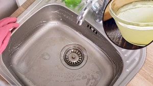 Wlej to do zlewu. Pozbędziesz się uciążliwego problemu, a kuchnia zyska ładny zapach 