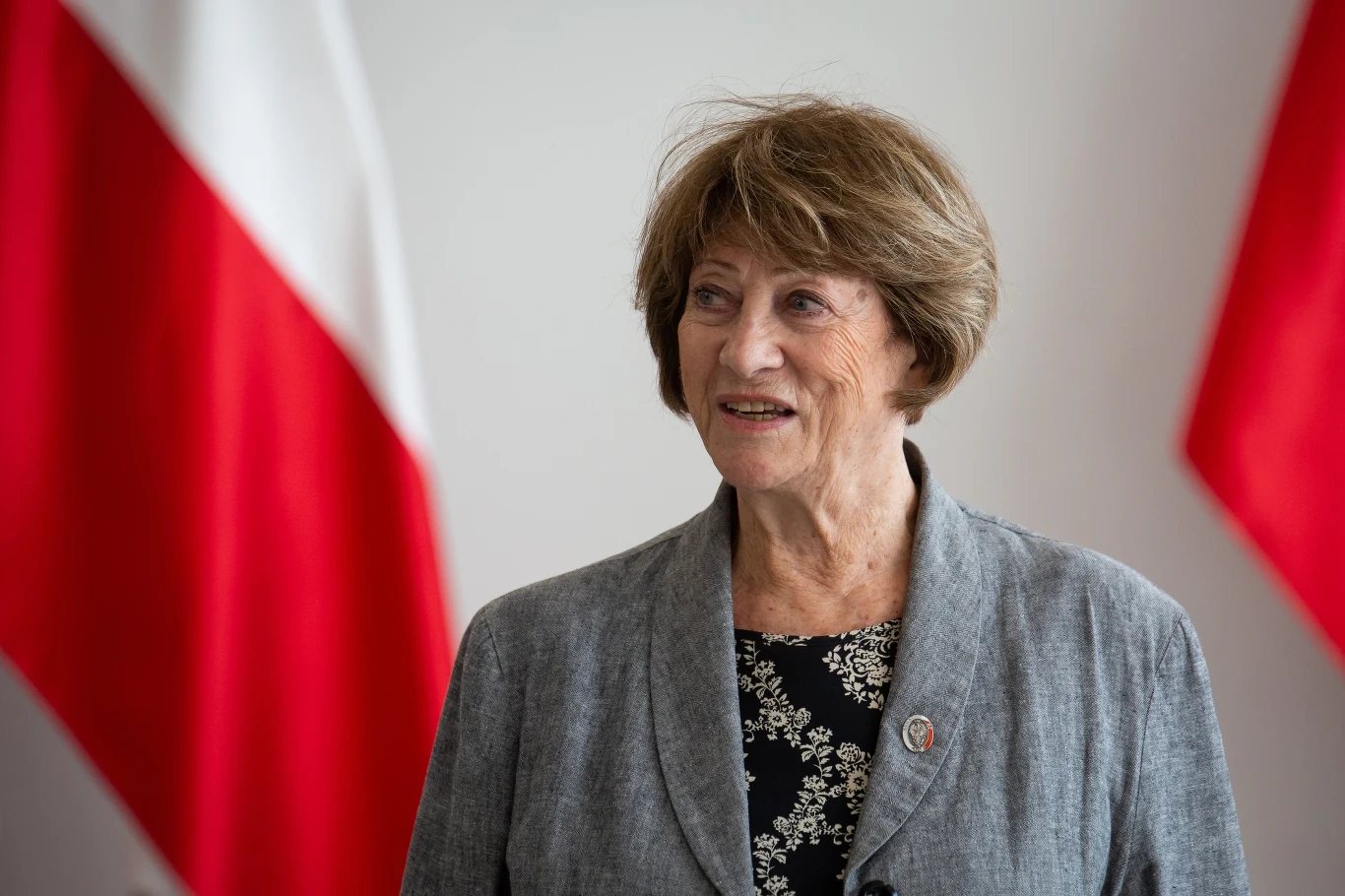 Barbara Borys-Damięcka (1937-2023). Senator Koalicji Obywatelskiej. Marszałek senior Senatu X kadencji. Była reżyserką teatralną i telewizyjną. Wykształcenie zdobyła w łódzkiej filmówce, którą ukończyła w 1959 roku. Przez 35 lat (do 1993 roku) była zawodowo związana z Telewizją Polską. Współtworzyła bardzo popularny w czasie PRL-u Teatr Telewizji. Współpracowała także z Kabaretem Starszych Panów. Po latach spędzonych w telewizji kontynuowała swoją karierę w teatrze. W latach 1997-2007 pełniła funkcję dyrektora naczelnego i artystycznego w warszawskim Teatrze Syrena. Karierę polityczną rozpoczęła w 2004 roku od nieudanej próby dostania się do Parlamentu Europejskiego z listy Inicjatywy dla Polski. Trzy lata później po raz pierwszy została senatorem. Swój mandat sprawowała przez 16 lat. W wyższej izbie parlamentu zasiadała jako przedstawicielka Platformy Obywatelskiej, a następnie Koalicji Obywatelskiej, wybierana w okręgu warszawskim. Jej synem jest aktor Grzegorz Damięcki. Zmarła 9 czerwca 2023 roku. Miała 85 lat. Barbara Borys-Damięcka (1937-2023). Senator Koalicji Obywatelskiej. Marszałek senior Senatu X kadencji. Była reżyserką teatralną i telewizyjną. Wykształcenie zdobyła w łódzkiej filmówce, którą ukończyła w 1959 roku. Przez 35 lat (do 1993 roku) była zawodowo związana z Telewizją Polską. Współtworzyła bardzo popularny w czasie PRL-u Teatr Telewizji. Współpracowała także z Kabaretem Starszych Panów. Po latach spędzonych w telewizji kontynuowała swoją karierę w teatrze. W latach 1997-2007 pełniła funkcję dyrektora naczelnego i artystycznego w warszawskim Teatrze Syrena. Karierę polityczną rozpoczęła w 2004 roku od nieudanej próby dostania się do Parlamentu Europejskiego z listy Inicjatywy dla Polski. Trzy lata później po raz pierwszy została senatorem. Swój mandat sprawowała przez 16 lat. W wyższej izbie parlamentu zasiadała jako przedstawicielka Platformy Obywatelskiej, a następnie Koalicji Obywatelskiej, wybierana w okręgu warszawskim. Jej synem jest aktor Grzegorz Damięcki. Zmarła 9 czerwca 2023 roku. Miała 85 lat.