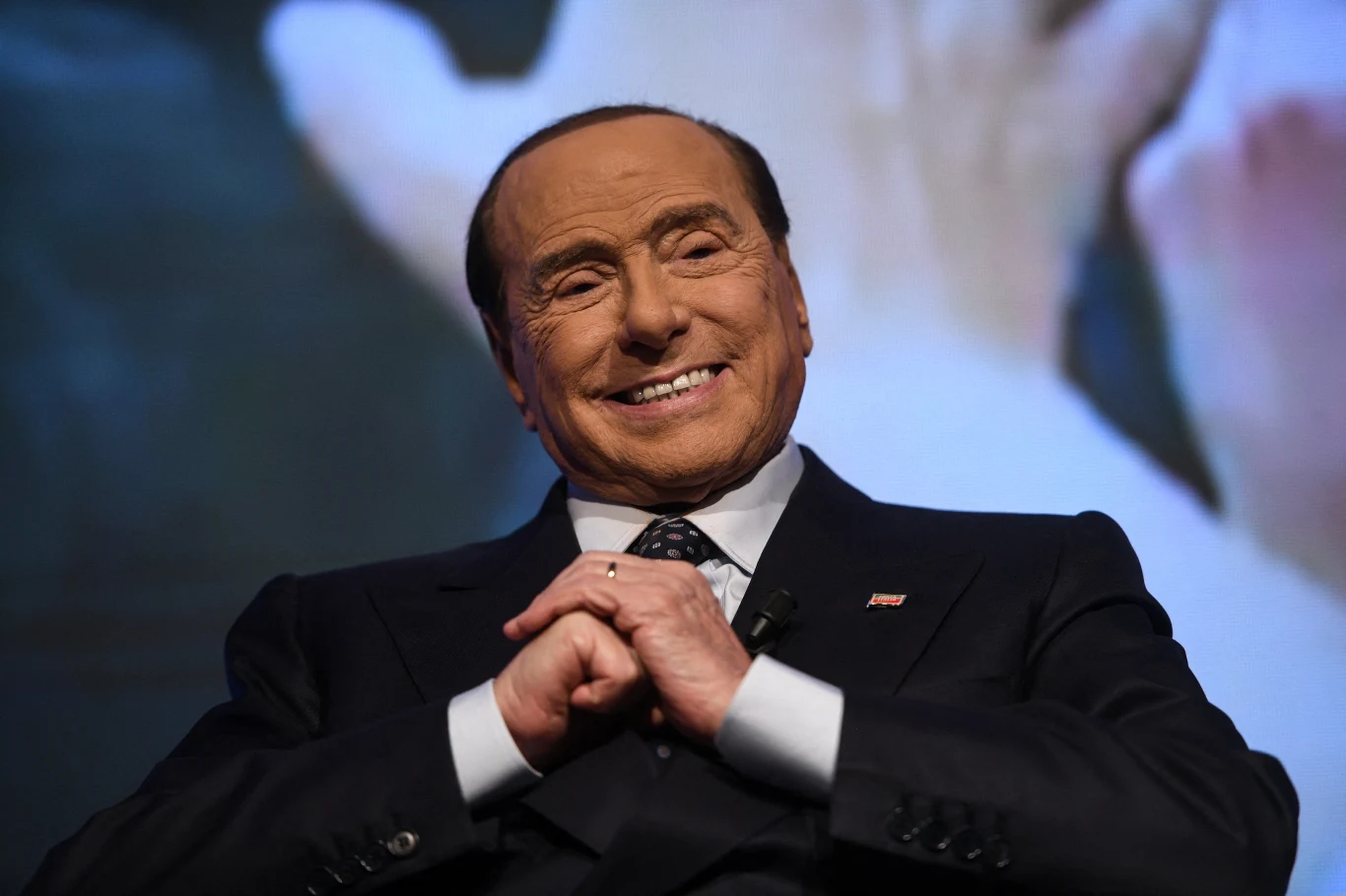 Silvio Berlusconi (1936-2023). Były premier Włoch, lider ugrupowania Forza Italia i założyciel Mediaset. To również były prezes i właściciel klubu piłkarskiego AC Milan. Swoją karierę polityczną rozpoczął wraz z założeniem partii w 1994 roku. W tym samym roku ugrupowanie zwyciężyło w wyborach, a Berlusconi po raz pierwszy został premierem. Łącznie na czele włoskiego rządu stawał trzykrotnie (w latach 1994–1995, 2001–2006 i 2008–2011). W latach 70. zaczął działać w sektorze medialnym. Założył koncern Fininvest, który powoli rozrastał się w coraz większe imperium finansowe, prowadzące działalność w różnych gałęziach biznesu - od mediów, wydawnictw, reklamy po ubezpieczenia i usługi bankowe. W 1980 r. rozpoczął działalność pierwszy kanał jego prywatnej telewizji - Canale 5. Dwa lata później Silvio Berlusconi uruchomił stację Italia 1, a w 1984 r. - Rete 4. W następnych latach zainwestował także w zagraniczne stacje telewizyjne –francuską La Cinq i Telecinco w Hiszpanii. Silvio Berlusconi w 1986 r. został właścicielem i prezesem jednego z najbardziej utytułowanych klubów na świecie - AC Milan. Majątek Silvio Berlusconiego szacowany był na 9,4 miliarda dolarów. W 2013 r. polityk został skazany na 7 lat więzienia za nadużywanie władzy oraz dożywotni zakaz pełnienia funkcji publicznych. Jednak w postępowaniu odwoławczym został uniewinniony, a wyrok uniewinniający utrzymano następnie w mocy w postępowaniu kasacyjnym. Silvio Berlusconiemu wielokrotnie zarzucano również powiązania z mafią i kontrolowanie kilku głównych kanałów telewizyjnych we Włoszech. Zmarł 12 czerwca 2023 roku. Miał 86 lat. Silvio Berlusconi (1936-2023). Były premier Włoch, lider ugrupowania Forza Italia i założyciel Mediaset. To również były prezes i właściciel klubu piłkarskiego AC Milan. Swoją karierę polityczną rozpoczął wraz z założeniem partii w 1994 roku. W tym samym roku ugrupowanie zwyciężyło w wyborach, a Berlusconi po raz pierwszy został premierem. Łącznie na czele włoskiego rządu stawał trzykrotnie (w latach 1994–1995, 2001–2006 i 2008–2011). W latach 70. zaczął działać w sektorze medialnym. Założył koncern Fininvest, który powoli rozrastał się w coraz większe imperium finansowe, prowadzące działalność w różnych gałęziach biznesu - od mediów, wydawnictw, reklamy po ubezpieczenia i usługi bankowe. W 1980 r. rozpoczął działalność pierwszy kanał jego prywatnej telewizji - Canale 5. Dwa lata później Silvio Berlusconi uruchomił stację Italia 1, a w 1984 r. - Rete 4. W następnych latach zainwestował także w zagraniczne stacje telewizyjne –francuską La Cinq i Telecinco w Hiszpanii. Silvio Berlusconi w 1986 r. został właścicielem i prezesem jednego z najbardziej utytułowanych klubów na świecie - AC Milan. Majątek Silvio Berlusconiego szacowany był na 9,4 miliarda dolarów. W 2013 r. polityk został skazany na 7 lat więzienia za nadużywanie władzy oraz dożywotni zakaz pełnienia funkcji publicznych. Jednak w postępowaniu odwoławczym został uniewinniony, a wyrok uniewinniający utrzymano następnie w mocy w postępowaniu kasacyjnym. Silvio Berlusconiemu wielokrotnie zarzucano również powiązania z mafią i kontrolowanie kilku głównych kanałów telewizyjnych we Włoszech. Zmarł 12 czerwca 2023 roku. Miał 86 lat.