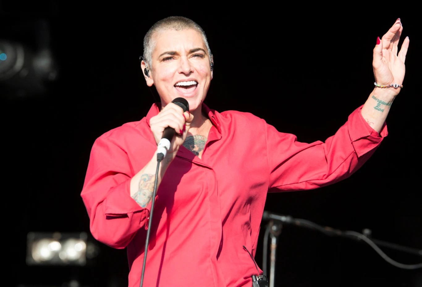 Sinead O’Connor (1966-2023). Popularna na całym świecie wokalistka. Sinéad Marie Bernadette O'Connor zyskała sławę pod koniec lat 80. dzięki debiutanckiemu albumowi "The Lion and the Cobra", a w 1990 r. odniosła światowy sukces dzięki nowej aranżacji piosenki Prince'a "Nothing Compares 2 U". Po wydaniu drugiego albumu - "I Do Not Want What I Haven't Got" z 1990 roku - ukształtowała tożsamość, z którą ją kojarzymy - w szczególności jej ogoloną głowę. - Nie czuję się sobą, jeśli nie mam ogolonych włosów. Więc nawet kiedy będę staruszką, będę je goliła - mówiła. W styczniu 2022 roku samobójstwo popełnił jej 17-letni syn, Shane. W poście wokalistka zamieściła zdjęcie syna i napisała: "Od tamtej pory żyję jako nieumarłe stworzenie nocy. Był miłością mojego życia, lampą mojej duszy". W lutym poinformowała, że z tego powodu postanowiła zakończyć karierę. "Mówię wam, sugestie, że w tym, w przyszłym roku, albo kiedykolwiek będę koncertować, są fałszywe. Nigdy już nie będzie o czym śpiewać" - podkreślała. O'Connor od lat zmagała się z problemami natury psychicznej. W 2007 roku ujawniła w programie "The Oprah Winfrey Show", że cztery lata wcześniej zdiagnozowano u niej chorobę afektywną dwubiegunową, a w 1999 roku, w dniu swoich 33. urodzin, próbowała popełnić samobójstwo. Następnie, w 2012 roku O'Connor wyznała, że "bardzo źle się czuje", ponieważ pod koniec 2011 roku przeszła załamanie nerwowe. Jej stan znacznie pogorszył się w 2022 roku, po śmierci jej syna Shane'a. Zmarła 26 lipca 2023 roku. Miała 56 lat. Sinead O’Connor (1966-2023). Popularna na całym świecie wokalistka. Sinéad Marie Bernadette O'Connor zyskała sławę pod koniec lat 80. dzięki debiutanckiemu albumowi "The Lion and the Cobra", a w 1990 r. odniosła światowy sukces dzięki nowej aranżacji piosenki Prince'a "Nothing Compares 2 U". Po wydaniu drugiego albumu - "I Do Not Want What I Haven't Got" z 1990 roku - ukształtowała tożsamość, z którą ją kojarzymy - w szczególności jej ogoloną głowę. - Nie czuję się sobą, jeśli nie mam ogolonych włosów. Więc nawet kiedy będę staruszką, będę je goliła - mówiła. W styczniu 2022 roku samobójstwo popełnił jej 17-letni syn, Shane. W poście wokalistka zamieściła zdjęcie syna i napisała: "Od tamtej pory żyję jako nieumarłe stworzenie nocy. Był miłością mojego życia, lampą mojej duszy". W lutym poinformowała, że z tego powodu postanowiła zakończyć karierę. "Mówię wam, sugestie, że w tym, w przyszłym roku, albo kiedykolwiek będę koncertować, są fałszywe. Nigdy już nie będzie o czym śpiewać" - podkreślała. O'Connor od lat zmagała się z problemami natury psychicznej. W 2007 roku ujawniła w programie "The Oprah Winfrey Show", że cztery lata wcześniej zdiagnozowano u niej chorobę afektywną dwubiegunową, a w 1999 roku, w dniu swoich 33. urodzin, próbowała popełnić samobójstwo. Następnie, w 2012 roku O'Connor wyznała, że "bardzo źle się czuje", ponieważ pod koniec 2011 roku przeszła załamanie nerwowe. Jej stan znacznie pogorszył się w 2022 roku, po śmierci jej syna Shane'a. Zmarła 26 lipca 2023 roku. Miała 56 lat.