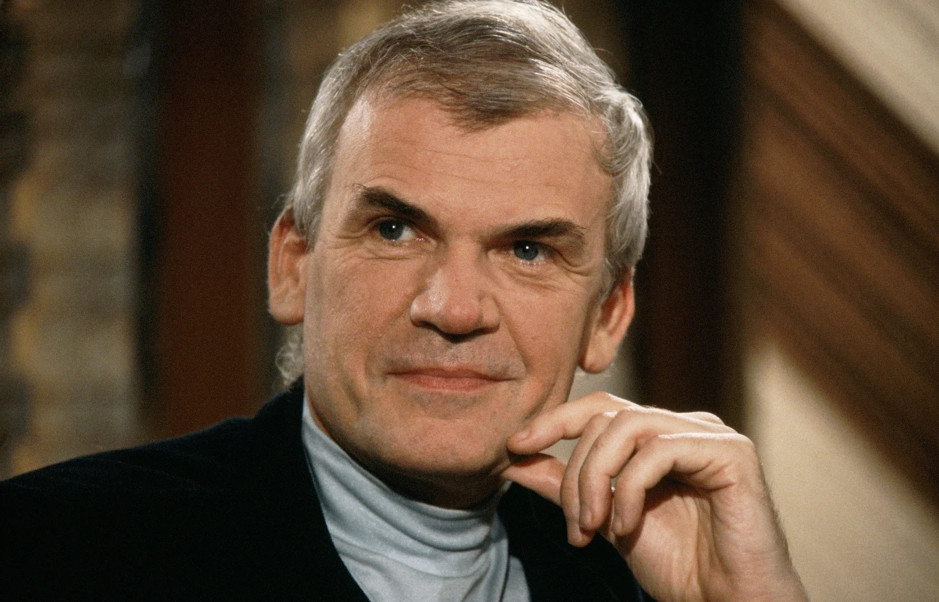 Milan Kundera (1929-2023). Wybitny pisarz. Światową sławę Kunderze przyniosły zwłaszcza dwie powieści: "Żart" oraz "Nieznośna lekkość bytu". Debiutował w 1953 roku zbiorem wierszy "Człowiek rozprzestrzenia ogród", utrzymanym w obowiązującej wówczas konwencji realizmu socjalistycznego. Później zwrócił się ku prozie. Miejsce wśród najwybitniejszych czeskich pisarzy zapewniła mu powieść "Żart" (1967), w której rozliczał się z czechosłowackim stalinizmem i - jak wielu twierdzi - z własnymi "błędami i wypaczeniami". Już w latach 60. Kundera zaliczany był do autorów będących przeciwnikami reżimu komunistycznego w Czechosłowacji. Wcześniej, od 1948 do 1950 roku był członkiem Czechosłowackiej Partii Komunistycznej. Usunięto go "za działalność antypartyjną". Kundera od 1975 roku mieszkał we Francji i publikował wyłącznie po francusku. Osobiste doświadczenia pisarza z komunistycznym totalitaryzmem i stłumieniem w 1968 roku Praskiej Wiosny znalazły odzwierciedlenie w dwóch emigracyjnych powieściach - "Księdze śmiechu i zapomnienia" oraz "Nieznośnej lekkości bytu" (1984). Drugie z tych dzieł przyniosło Kunderze światową sławę. W 2019 roku literatowi przywrócono czeskie obywatelstwo, odebrane mu 40 lat wcześniej przez władze komunistycznej Czechosłowacji. Zmarł 12 lipca 2023 roku. Miał 94 lat. Milan Kundera (1929-2023). Wybitny pisarz. Światową sławę Kunderze przyniosły zwłaszcza dwie powieści: "Żart" oraz "Nieznośna lekkość bytu". Debiutował w 1953 roku zbiorem wierszy "Człowiek rozprzestrzenia ogród", utrzymanym w obowiązującej wówczas konwencji realizmu socjalistycznego. Później zwrócił się ku prozie. Miejsce wśród najwybitniejszych czeskich pisarzy zapewniła mu powieść "Żart" (1967), w której rozliczał się z czechosłowackim stalinizmem i - jak wielu twierdzi - z własnymi "błędami i wypaczeniami". Już w latach 60. Kundera zaliczany był do autorów będących przeciwnikami reżimu komunistycznego w Czechosłowacji. Wcześniej, od 1948 do 1950 roku był członkiem Czechosłowackiej Partii Komunistycznej. Usunięto go "za działalność antypartyjną". Kundera od 1975 roku mieszkał we Francji i publikował wyłącznie po francusku. Osobiste doświadczenia pisarza z komunistycznym totalitaryzmem i stłumieniem w 1968 roku Praskiej Wiosny znalazły odzwierciedlenie w dwóch emigracyjnych powieściach - "Księdze śmiechu i zapomnienia" oraz "Nieznośnej lekkości bytu" (1984). Drugie z tych dzieł przyniosło Kunderze światową sławę. W 2019 roku literatowi przywrócono czeskie obywatelstwo, odebrane mu 40 lat wcześniej przez władze komunistycznej Czechosłowacji. Zmarł 12 lipca 2023 roku. Miał 94 lat.
