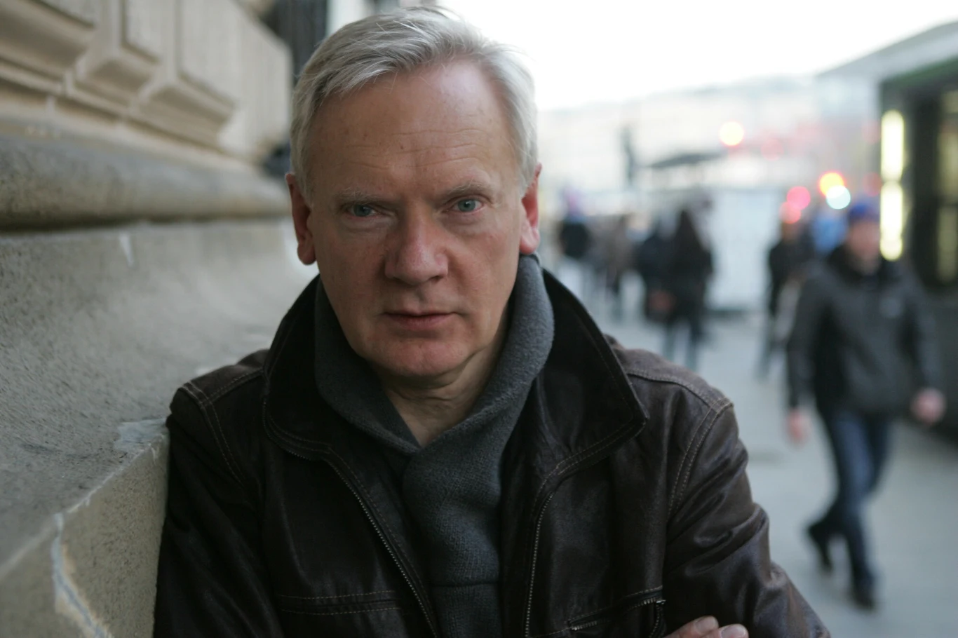 Andrzej Precigs (1949-2023). Polski aktor teatralny, filmowy i serialowy oraz reżyser dubbingu. Od lat związany z Teatrem Polskiego Radia. Był absolwentem Wydziału Aktorskiego Państwowej Wyższej Szkoły Filmowej, Telewizyjnej i Teatralnej im. Leona Schillera w Łodzi. Występował m.in. w Teatrze im. Ludwika Solskiego w Tarnowie, w Teatrze im. Stefana Jaracza w Łodzi oraz w Teatrze Nowym w Warszawie. W filmie po raz pierwszy zagrał w 1971 roku. Szeroką rozpoznawalność przyniósł mu natomiast serial "Daleko od szosy", w którym wcielił się w jednego z kolegów Ani. Potem grał jeszcze m.in. w "Lalce" (Stanisław Wokulski w młodości), "07 zgłoś się"(naczelnik Krzysztof Kalkowski", czy "Nad Niemnem" (Teofil Różyc). Serialowa publiczność znała go jednak przede wszystkim z "Klanu" (występował jako profesor Julian Deptuła), a także z "M jak miłość", z którym był związany niemal od samego początku. W "M jak miłość" wcielał się w postać Zbigniewa Filarskiego. Zmarł 26 sierpnia 2023 roku. Miał 74 lata. Andrzej Precigs (1949-2023). Polski aktor teatralny, filmowy i serialowy oraz reżyser dubbingu. Od lat związany z Teatrem Polskiego Radia. Był absolwentem Wydziału Aktorskiego Państwowej Wyższej Szkoły Filmowej, Telewizyjnej i Teatralnej im. Leona Schillera w Łodzi. Występował m.in. w Teatrze im. Ludwika Solskiego w Tarnowie, w Teatrze im. Stefana Jaracza w Łodzi oraz w Teatrze Nowym w Warszawie. W filmie po raz pierwszy zagrał w 1971 roku. Szeroką rozpoznawalność przyniósł mu natomiast serial "Daleko od szosy", w którym wcielił się w jednego z kolegów Ani. Potem grał jeszcze m.in. w "Lalce" (Stanisław Wokulski w młodości), "07 zgłoś się"(naczelnik Krzysztof Kalkowski", czy "Nad Niemnem" (Teofil Różyc). Serialowa publiczność znała go jednak przede wszystkim z "Klanu" (występował jako profesor Julian Deptuła), a także z "M jak miłość", z którym był związany niemal od samego początku. W "M jak miłość" wcielał się w postać Zbigniewa Filarskiego. Zmarł 26 sierpnia 2023 roku. Miał 74 lata.