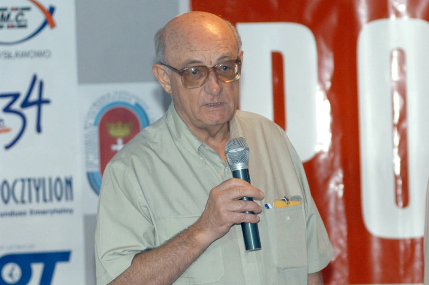 Tadeusz Olszański (1929-2023). Wybitny dziennikarz sportowy, sprawozdawca z sześciu igrzysk olimpijskich, posiadający nagrodę UNESCO. Przez wiele lat kierował działem sportowym "Sztandaru Młodych", był zastępcą redaktora naczelnego "Sportowca", zastępcą redaktora naczelnego redakcji sportowej TVP, kierował także działem olimpijskim wydawnictwa Krajowej Agencji Wydawniczej. Relacje Olszańskiego z igrzysk były pełne niezwykle interesujących informacji opisujących kariery i dramaty znakomitych olimpijczyków Kolejną pasją Olszańskiego był literatura węgierska, przetłumaczył ponad czterdzieści powieści i dramatów, w tym niezwykle popularną w świecie powieść dla młodzieży "Chłopcy z Placu Broni" Ferenca Molnara. Przez cztery lata do 1990 roku był dyrektorem Ośrodka Kultury Polskiej w Budapeszcie, a w latach 1990-1994 korespondentem Polskiego Radia i telewizji na Węgrzech i Jugosławii. Potem związał się do końca aktywności zawodowej z tygodnikiem "Polityka". W ostatniej książce "Było, minęło, zostało w pamięci" wydanej w 2022 roku napisał: "Żyłem dla pisania i z pisania. Byłem dziennikarzem, nie tylko sportowym, a także tłumaczem literatury węgierskiej, korespondentem radia i telewizji, w sumie jednak chyba najbardziej pisarzem". Współpracował z redakcjami "Dookoła Świata", "Boksu", "Perspektyw", "Szpilek", "Zdrowia" "Gentlemana" i "Urody".Otrzymał nagrodę Fair Play UNESCO za książkę napisaną z Janem Lisem "Czysta Gra". Zmarł 22 września 2023 roku. Miał 94 lata. Tadeusz Olszański (1929-2023). Wybitny dziennikarz sportowy, sprawozdawca z sześciu igrzysk olimpijskich, posiadający nagrodę UNESCO. Przez wiele lat kierował działem sportowym "Sztandaru Młodych", był zastępcą redaktora naczelnego "Sportowca", zastępcą redaktora naczelnego redakcji sportowej TVP, kierował także działem olimpijskim wydawnictwa Krajowej Agencji Wydawniczej. Relacje Olszańskiego z igrzysk były pełne niezwykle interesujących informacji opisujących kariery i dramaty znakomitych olimpijczyków Kolejną pasją Olszańskiego był literatura węgierska, przetłumaczył ponad czterdzieści powieści i dramatów, w tym niezwykle popularną w świecie powieść dla młodzieży "Chłopcy z Placu Broni" Ferenca Molnara. Przez cztery lata do 1990 roku był dyrektorem Ośrodka Kultury Polskiej w Budapeszcie, a w latach 1990-1994 korespondentem Polskiego Radia i telewizji na Węgrzech i Jugosławii. Potem związał się do końca aktywności zawodowej z tygodnikiem "Polityka". W ostatniej książce "Było, minęło, zostało w pamięci" wydanej w 2022 roku napisał: "Żyłem dla pisania i z pisania. Byłem dziennikarzem, nie tylko sportowym, a także tłumaczem literatury węgierskiej, korespondentem radia i telewizji, w sumie jednak chyba najbardziej pisarzem". Współpracował z redakcjami "Dookoła Świata", "Boksu", "Perspektyw", "Szpilek", "Zdrowia" "Gentlemana" i "Urody".Otrzymał nagrodę Fair Play UNESCO za książkę napisaną z Janem Lisem "Czysta Gra". Zmarł 22 września 2023 roku. Miał 94 lata.