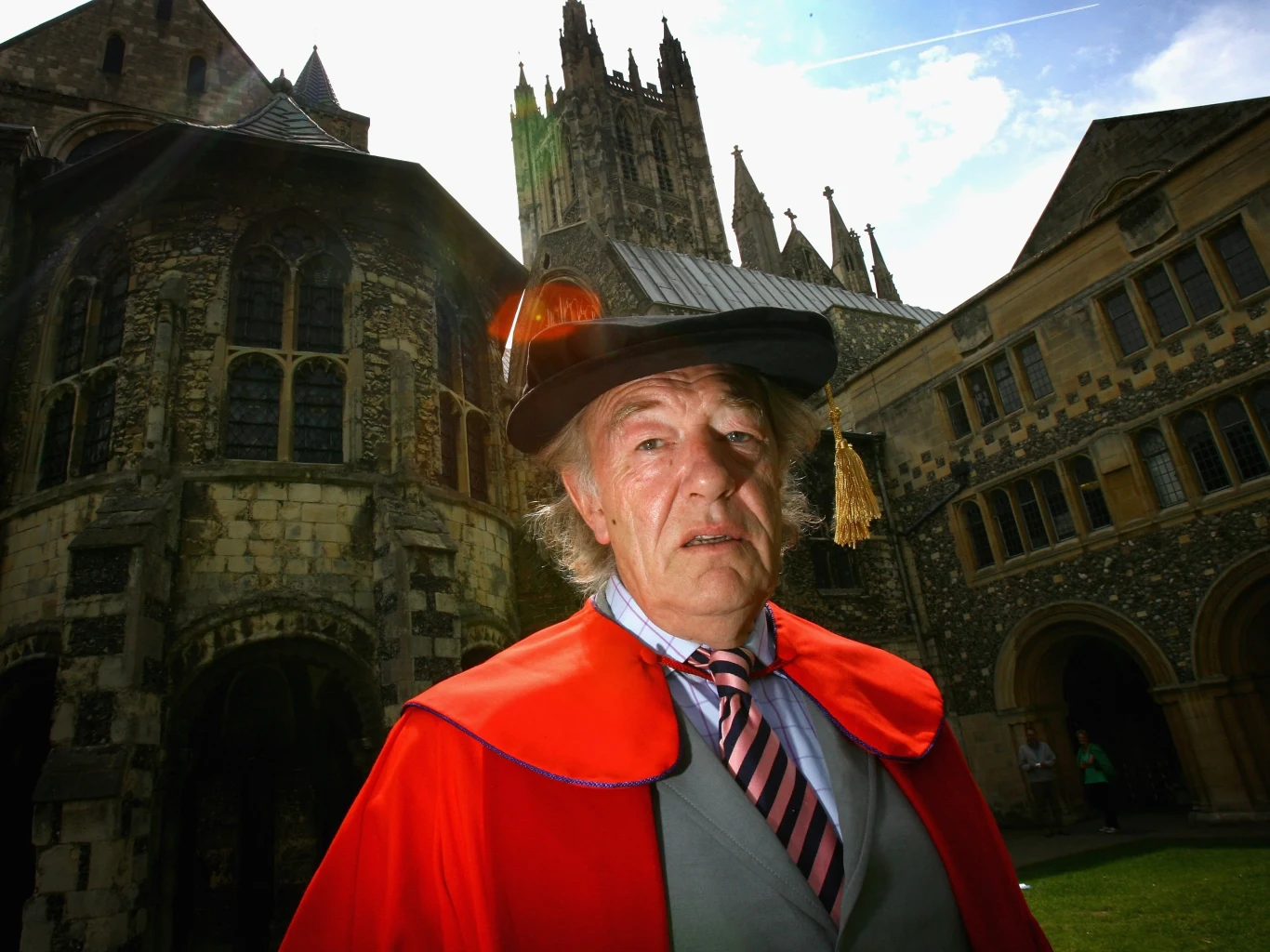 Michael Gambon (1940-2023). Irlandzki aktor znany m.in. z roli Albusa Dumbledore'a z serii filmów o Harrym Potterze. Mimo iż był jedną z największych i najczęściej nagradzanych gwiazd brytyjskiej sceny teatralnej, to międzynarodową popularność Michael Gambon zdobył dopiero w wieku 64 lat. Od 2004 roku wcielał się w rolę dyrektora Hogwartu, co przyniosło mu światową sławę. W magicznej sadze zadebiutował w filmie "Harry Potter i Więzień Azkabanu", trzeciej w kolejności, a zagrał łącznie w sześciu odsłonach cyklu. Rolę Albusa Dumbledore'a "odziedziczył" po zmarłym w 2002 roku Richardzie Harrisie. Z kolei pięć lat temu wystąpił w polsko-brytyjskiej produkcji "Katyń - ostatni świadek", gdzie zagrał Franka Hamiltona, wydawcę gazety. W tym samym filmie wystąpili też m.in. Robert Więckiewicz oraz Piotr Stramowski. Zagrał w kilkudziesięciu filmach, z których najważniejsze to "Kucharz, złodziej, jego żona i jej kochanek" (1989), "Skrzydła gołębicy" (1997), "Informator" (1999), "Jeździec bez głowy" (1999), "Gosford Park" (2001), "Niesamowita łaska" (2006), "Jak zostać królem" (2010), "Kwartet" (2012) oraz "Victoria i Abdul" (2017). Zmarł 27 września 2023 roku. Miał 82 lata. Michael Gambon (1940-2023). Irlandzki aktor znany m.in. z roli Albusa Dumbledore'a z serii filmów o Harrym Potterze. Mimo iż był jedną z największych i najczęściej nagradzanych gwiazd brytyjskiej sceny teatralnej, to międzynarodową popularność Michael Gambon zdobył dopiero w wieku 64 lat. Od 2004 roku wcielał się w rolę dyrektora Hogwartu, co przyniosło mu światową sławę. W magicznej sadze zadebiutował w filmie "Harry Potter i Więzień Azkabanu", trzeciej w kolejności, a zagrał łącznie w sześciu odsłonach cyklu. Rolę Albusa Dumbledore'a "odziedziczył" po zmarłym w 2002 roku Richardzie Harrisie. Z kolei pięć lat temu wystąpił w polsko-brytyjskiej produkcji "Katyń - ostatni świadek", gdzie zagrał Franka Hamiltona, wydawcę gazety. W tym samym filmie wystąpili też m.in. Robert Więckiewicz oraz Piotr Stramowski. Zagrał w kilkudziesięciu filmach, z których najważniejsze to "Kucharz, złodziej, jego żona i jej kochanek" (1989), "Skrzydła gołębicy" (1997), "Informator" (1999), "Jeździec bez głowy" (1999), "Gosford Park" (2001), "Niesamowita łaska" (2006), "Jak zostać królem" (2010), "Kwartet" (2012) oraz "Victoria i Abdul" (2017). Zmarł 27 września 2023 roku. Miał 82 lata.