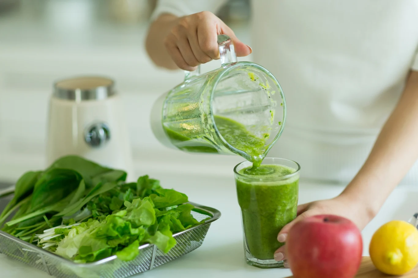 Wykonanie zielonego koktajlu jest niezwykle proste i zajmuje niewiele czasu