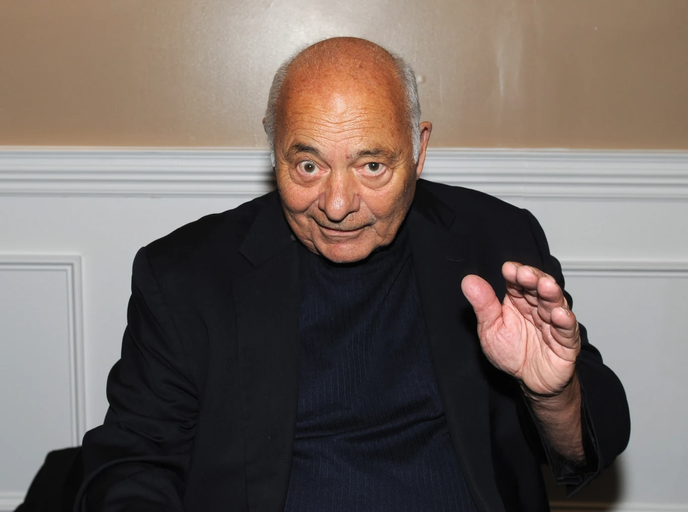 Burt Young (1940-2023). Aktor, odtwórca roli Pauliego w sześciu filmach z serii "Rocky". Był nominowany do Oscara za drugoplanową rolę w pierwszym filmie cyklu z 1976 roku. Grany przez Burta Younga Paulie Pennino to najlepszy przyjaciel Rocky'ego (Sylvester Stallone). W 2016 roku Young został uhonorowany nagrodą za całokształt twórczości na Międzynarodowym Festiwalu Filmowym "Action on Film" w Long Beach. Komentując wówczas przyznane przyjacielowi wyróżnienie, Stallone podkreślił, że bardzo go podziwia. - Miałem niewiarygodne szczęście, że poznałem Burta Younga. On jest anomalią, niewiarygodnie silnym, odważnym, inteligentnym, wnikliwym facetem. To prawdziwy człowiek renesansu - powiedział wtedy gwiazdor. Burt Young był wybitnym aktorem charakterystycznym, którego ekranowa energia sprawiała, że jego drugoplanowi bohaterowie zapadali w pamięć widowni. Tak było m.in w westernie Sergia Leone "Dawno temu w Ameryce", w którym Young zagrał postać Beda Buga Eddiego, czy w "Chinatown" Romana Polańskiego, gdzie oglądaliśmy go w roli rybaka pomagającemu bohaterowi Jacka Nicholsona. W filmografii Younga znajdują się także występy w: "Konwoju" Sama Peckinpaha, komediach "Powrót do szkoły" i "Mickey Niebieskie Oko" czy "Piekielnym Brooklynie" Uliego Edela. Young miał na koncie także szereg serialowych ról. Pojawiał się gościnnie m.in. w "Opowieściach z krypty", "Columbo", "Russian Doll" czy "Strażniku z Teksasu". Ma na koncie także pamiętne epizody w kultowej "Rodzinie Soprano" (jako ojciec Bobby'ego “Bacali" Baccalieriego, granego przez Steve'a Schirripę) czy serialu kryminalnym "Prawo i porządek". Zmarł 8 października 2023 roku. Miał 83 lata. Burt Young (1940-2023). Aktor, odtwórca roli Pauliego w sześciu filmach z serii "Rocky". Był nominowany do Oscara za drugoplanową rolę w pierwszym filmie cyklu z 1976 roku. Grany przez Burta Younga Paulie Pennino to najlepszy przyjaciel Rocky'ego (Sylvester Stallone). W 2016 roku Young został uhonorowany nagrodą za całokształt twórczości na Międzynarodowym Festiwalu Filmowym "Action on Film" w Long Beach. Komentując wówczas przyznane przyjacielowi wyróżnienie, Stallone podkreślił, że bardzo go podziwia. - Miałem niewiarygodne szczęście, że poznałem Burta Younga. On jest anomalią, niewiarygodnie silnym, odważnym, inteligentnym, wnikliwym facetem. To prawdziwy człowiek renesansu - powiedział wtedy gwiazdor. Burt Young był wybitnym aktorem charakterystycznym, którego ekranowa energia sprawiała, że jego drugoplanowi bohaterowie zapadali w pamięć widowni. Tak było m.in w westernie Sergia Leone "Dawno temu w Ameryce", w którym Young zagrał postać Beda Buga Eddiego, czy w "Chinatown" Romana Polańskiego, gdzie oglądaliśmy go w roli rybaka pomagającemu bohaterowi Jacka Nicholsona. W filmografii Younga znajdują się także występy w: "Konwoju" Sama Peckinpaha, komediach "Powrót do szkoły" i "Mickey Niebieskie Oko" czy "Piekielnym Brooklynie" Uliego Edela. Young miał na koncie także szereg serialowych ról. Pojawiał się gościnnie m.in. w "Opowieściach z krypty", "Columbo", "Russian Doll" czy "Strażniku z Teksasu". Ma na koncie także pamiętne epizody w kultowej "Rodzinie Soprano" (jako ojciec Bobby'ego “Bacali" Baccalieriego, granego przez Steve'a Schirripę) czy serialu kryminalnym "Prawo i porządek". Zmarł 8 października 2023 roku. Miał 83 lata.