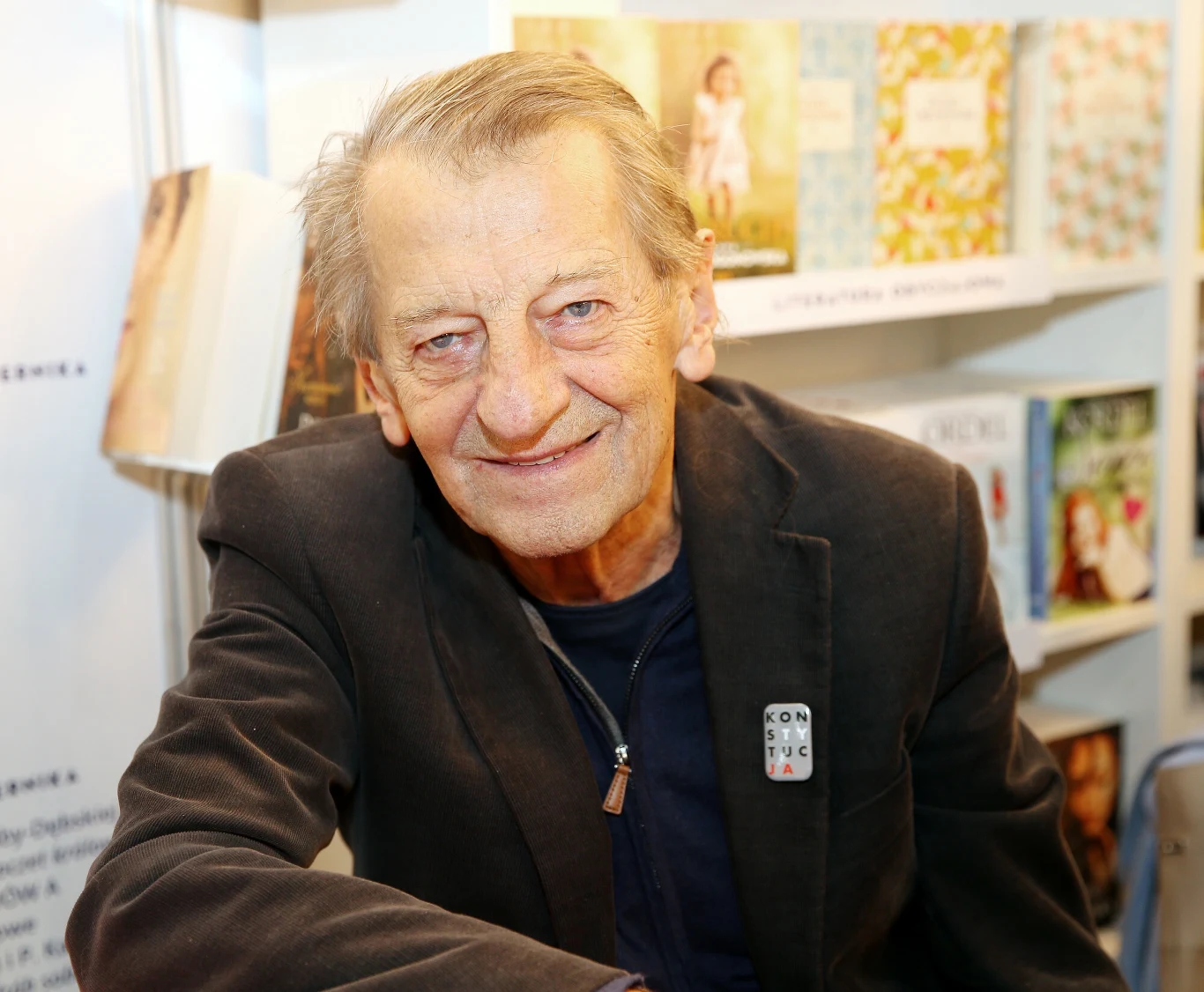 Stanisław Radwan (1939-2023). Reżyser, scenarzysta, kompozytor, przez lata związany z Piwnicą pod Baranami i Starym Teatrem, członek Polskiej Akademii Filmowej, legenda Krakowa. Artysta był mężem znakomitej aktorki filmowej i teatralnej Doroty Segdy. Stanisław Radwan był kompozytorem do wielu znakomitych polskich filmów, które przeszły do historii kina. Skomponował muzykę do takich produkcji, jak "Szyfry" w reżyserii Wojciecha Jerzego Hasa (1966), "Wesele" w reż. Andrzeja Wajdy (1972), "Blizna" w reż. Krzysztofa Kieślowskiego (1976), "Spis Cudzołożnic" w reż. Jerzego Stuhra czy "Rysa" w reż. Michała Rosa (2008), "Z biegiem lat, z biegiem dni" w reż. Andrzeja Wajdy (1980) . W czasie studiów był również kierownikiem muzycznym w krakowskim Teatrze Rozmaitości. Rok po ukończeniu szkoły odbył staż kompozytorski w zakresie muzyki elektronicznej u Pierre'a Schaeffera w Paryżu. Od 1974 do 1976 roku był kierownikiem muzycznym w Teatrze Ateneum w Warszawie a w 1977 roku związał się ze Starym Teatrem w Krakowie. W latach 1980-1990 był w nim dyrektorem naczelnym i artystycznym. Radwan ma również na swoim koncie kilka epizodów filmowych. Jako aktor grał najczęściej osoby związane z muzyką. Był m.in. pianistą grającym w restauracji w obrazie "Z biegiem lat, z biegiem dni...". Pianistą-sąsiadem głównego bohatera był również w filmie "Girl Guide", oficerem-muzykiem w "Opowieści o Józefie Szwejku i jego drodze na front", kompozytorem w "Łóżku Wierszynina" a dyrektorem filharmonii w "Nadziei". Od 2001 roku kompozytor był mężem Doroty Segdy - znakomitej aktorki filmowej i teatralnej, która jest dziś rektorem Akademii Sztuk Teatralnych im. Stanisława Wyspiańskiego w Krakowie. Gdy przed kilkoma laty Stanisław Radwan poważnie zachorował, żona artysty zrobiła wszystko, aby wrócił do zdrowia. W 2018 roku ukazała się w wydawnictwie "Znak" książka "Zagram ci to kiedyś. Stanisław Radwan w rozmowie z Jerzym Illgiem". Zmarł 14 października 2023 roku. Miał 84 lata. Stanisław Radwan (1939-2023). Reżyser, scenarzysta, kompozytor, przez lata związany z Piwnicą pod Baranami i Starym Teatrem, członek Polskiej Akademii Filmowej, legenda Krakowa. Artysta był mężem znakomitej aktorki filmowej i teatralnej Doroty Segdy. Stanisław Radwan był kompozytorem do wielu znakomitych polskich filmów, które przeszły do historii kina. Skomponował muzykę do takich produkcji, jak "Szyfry" w reżyserii Wojciecha Jerzego Hasa (1966), "Wesele" w reż. Andrzeja Wajdy (1972), "Blizna" w reż. Krzysztofa Kieślowskiego (1976), "Spis Cudzołożnic" w reż. Jerzego Stuhra czy "Rysa" w reż. Michała Rosa (2008), "Z biegiem lat, z biegiem dni" w reż. Andrzeja Wajdy (1980) . W czasie studiów był również kierownikiem muzycznym w krakowskim Teatrze Rozmaitości. Rok po ukończeniu szkoły odbył staż kompozytorski w zakresie muzyki elektronicznej u Pierre'a Schaeffera w Paryżu. Od 1974 do 1976 roku był kierownikiem muzycznym w Teatrze Ateneum w Warszawie a w 1977 roku związał się ze Starym Teatrem w Krakowie. W latach 1980-1990 był w nim dyrektorem naczelnym i artystycznym. Radwan ma również na swoim koncie kilka epizodów filmowych. Jako aktor grał najczęściej osoby związane z muzyką. Był m.in. pianistą grającym w restauracji w obrazie "Z biegiem lat, z biegiem dni...". Pianistą-sąsiadem głównego bohatera był również w filmie "Girl Guide", oficerem-muzykiem w "Opowieści o Józefie Szwejku i jego drodze na front", kompozytorem w "Łóżku Wierszynina" a dyrektorem filharmonii w "Nadziei". Od 2001 roku kompozytor był mężem Doroty Segdy - znakomitej aktorki filmowej i teatralnej, która jest dziś rektorem Akademii Sztuk Teatralnych im. Stanisława Wyspiańskiego w Krakowie. Gdy przed kilkoma laty Stanisław Radwan poważnie zachorował, żona artysty zrobiła wszystko, aby wrócił do zdrowia. W 2018 roku ukazała się w wydawnictwie "Znak" książka "Zagram ci to kiedyś. Stanisław Radwan w rozmowie z Jerzym Illgiem". Zmarł 14 października 2023 roku. Miał 84 lata.