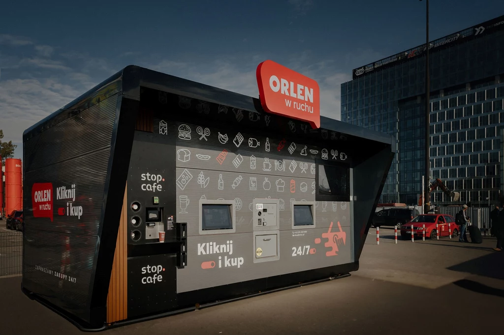 Przy dworcu autobusowym Warszawa Zachodnia stanął automat sklepowy Orlenu