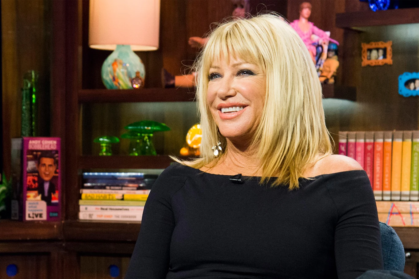 Suzanne Somers (1946-2023). Aktorka, producentka, scenarzystka i modelka. Gwiazda takich produkcji, jak: "Three’s Company", "Krok za krokiem" czy "Gruby i chudszy" Aktorską karierę Somers rozpoczęła pod koniec lat. 60 XX wieku, kiedy mogliśmy ją oglądać w epizodach w "Bullicie" ze Steve'em McQueenem i "Amerykańskim graffiti" George'a Lucasa, jednak prawdziwą popularność przyniosła jej dopiero jedna z głównych ról w serialu "Three’s Company", inspirowanym brytyjskim sitcomem "Man About the House". Somers sportretowała w nim Chrissy Snow, będącą stereotypowym przykładem "głupiej blondynki", która wspólnie z najlepszą przyjaciółką i wspólnym kolegą wynajmuje tanie mieszkanie w Santa Monica. Po kilku latach w obsadzie serialu Somers zdecydowała się na karierę wokalną w Las Vegas. W latach 90. powróciła do telewizji w komediowym serialu “Step By Step". W 1998 roku Somers opublikowała autobiograficzną książkę "Keeping Secrets", która trzy lata później została zekranizowana przez telewizję ABC z główną rolą... Suzanne Somers. W XXI wieku zrezygnowała z aktorstwa na rzecz występów w telewizyjnych talk-shows. Była prowadzącą program "Candid Camera", była również twarzą autorskiego "The Suzanne Show" oraz internetowego programu "Breaking Through". W 2015 roku wystąpiła w amerykańskiej edycji "Tańca z Gwiazdami". Pod koniec lipca Somers ujawniła, że wykryto u niej nawrót choroby nowotworowej. Raka piersi zdiagnozowano u niej po raz pierwszy w 2000 roku. Zmarła 15 października 2023 roku. Miała 76 lat. Suzanne Somers (1946-2023). Aktorka, producentka, scenarzystka i modelka. Gwiazda takich produkcji, jak: "Three’s Company", "Krok za krokiem" czy "Gruby i chudszy" Aktorską karierę Somers rozpoczęła pod koniec lat. 60 XX wieku, kiedy mogliśmy ją oglądać w epizodach w "Bullicie" ze Steve'em McQueenem i "Amerykańskim graffiti" George'a Lucasa, jednak prawdziwą popularność przyniosła jej dopiero jedna z głównych ról w serialu "Three’s Company", inspirowanym brytyjskim sitcomem "Man About the House". Somers sportretowała w nim Chrissy Snow, będącą stereotypowym przykładem "głupiej blondynki", która wspólnie z najlepszą przyjaciółką i wspólnym kolegą wynajmuje tanie mieszkanie w Santa Monica. Po kilku latach w obsadzie serialu Somers zdecydowała się na karierę wokalną w Las Vegas. W latach 90. powróciła do telewizji w komediowym serialu “Step By Step". W 1998 roku Somers opublikowała autobiograficzną książkę "Keeping Secrets", która trzy lata później została zekranizowana przez telewizję ABC z główną rolą... Suzanne Somers. W XXI wieku zrezygnowała z aktorstwa na rzecz występów w telewizyjnych talk-shows. Była prowadzącą program "Candid Camera", była również twarzą autorskiego "The Suzanne Show" oraz internetowego programu "Breaking Through". W 2015 roku wystąpiła w amerykańskiej edycji "Tańca z Gwiazdami". Pod koniec lipca Somers ujawniła, że wykryto u niej nawrót choroby nowotworowej. Raka piersi zdiagnozowano u niej po raz pierwszy w 2000 roku. Zmarła 15 października 2023 roku. Miała 76 lat.